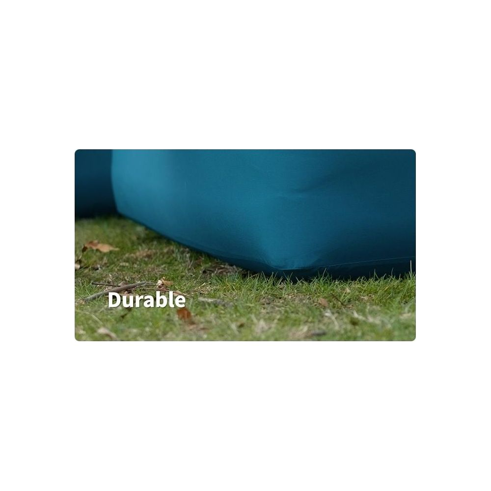 Turkuaz kumaş, "Durable" yazısıyla yeşil çimlerin üzerinde duruyor.