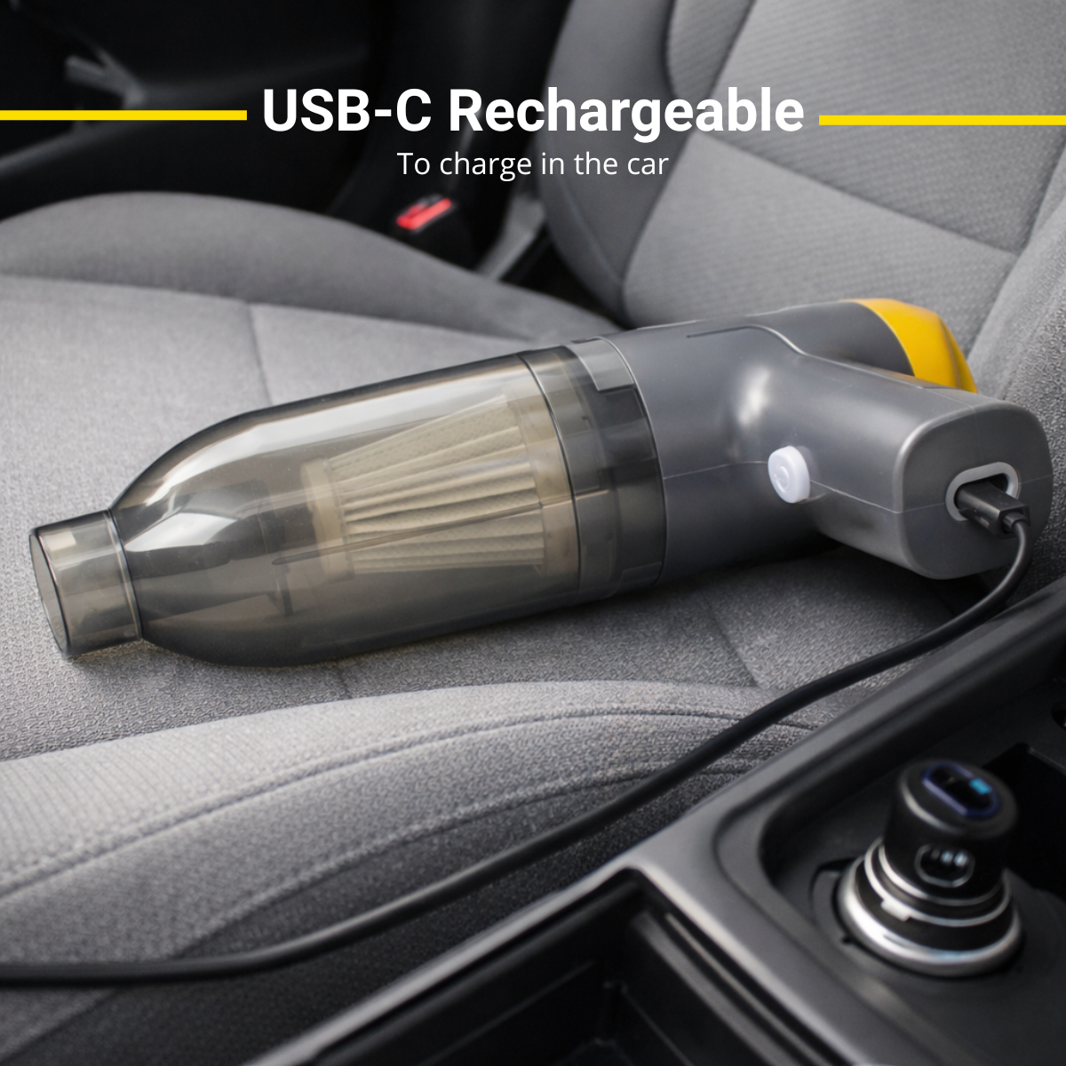 Aspirateur rechargeable USB-C gris et jaune sur siège auto, branché à un chargeur.