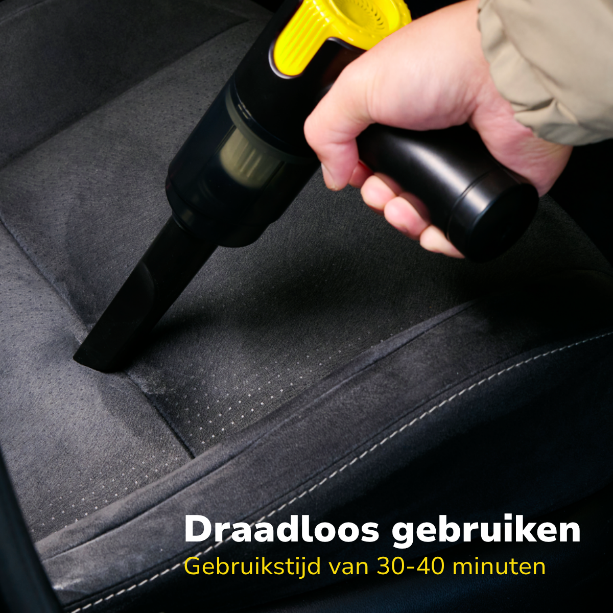 Main aspire les sièges de voiture avec un aspirateur noir et jaune.