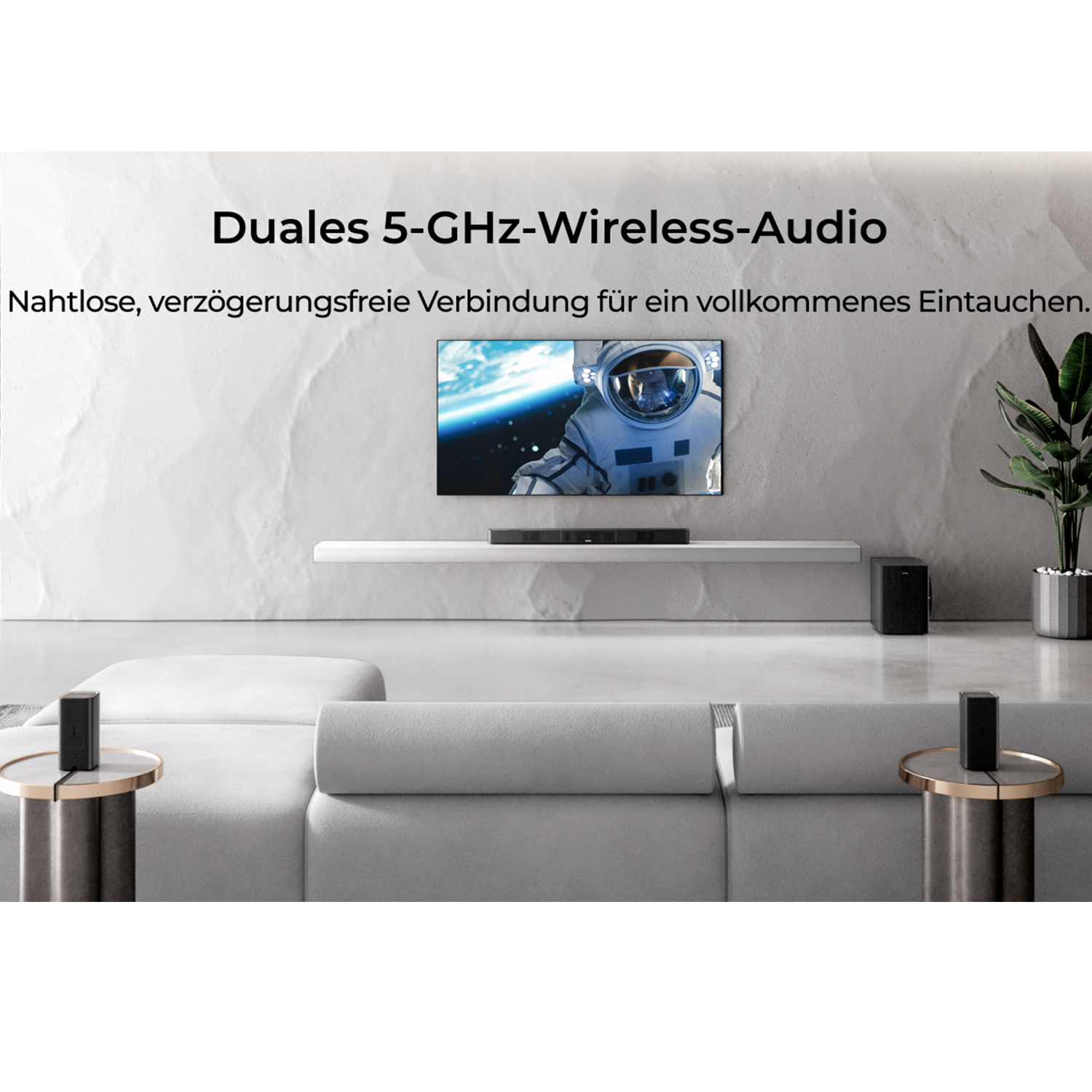 Ein Wohnzimmer mit Fernseher, der einen Astronauten zeigt. Duales 5-GHz-Audio.