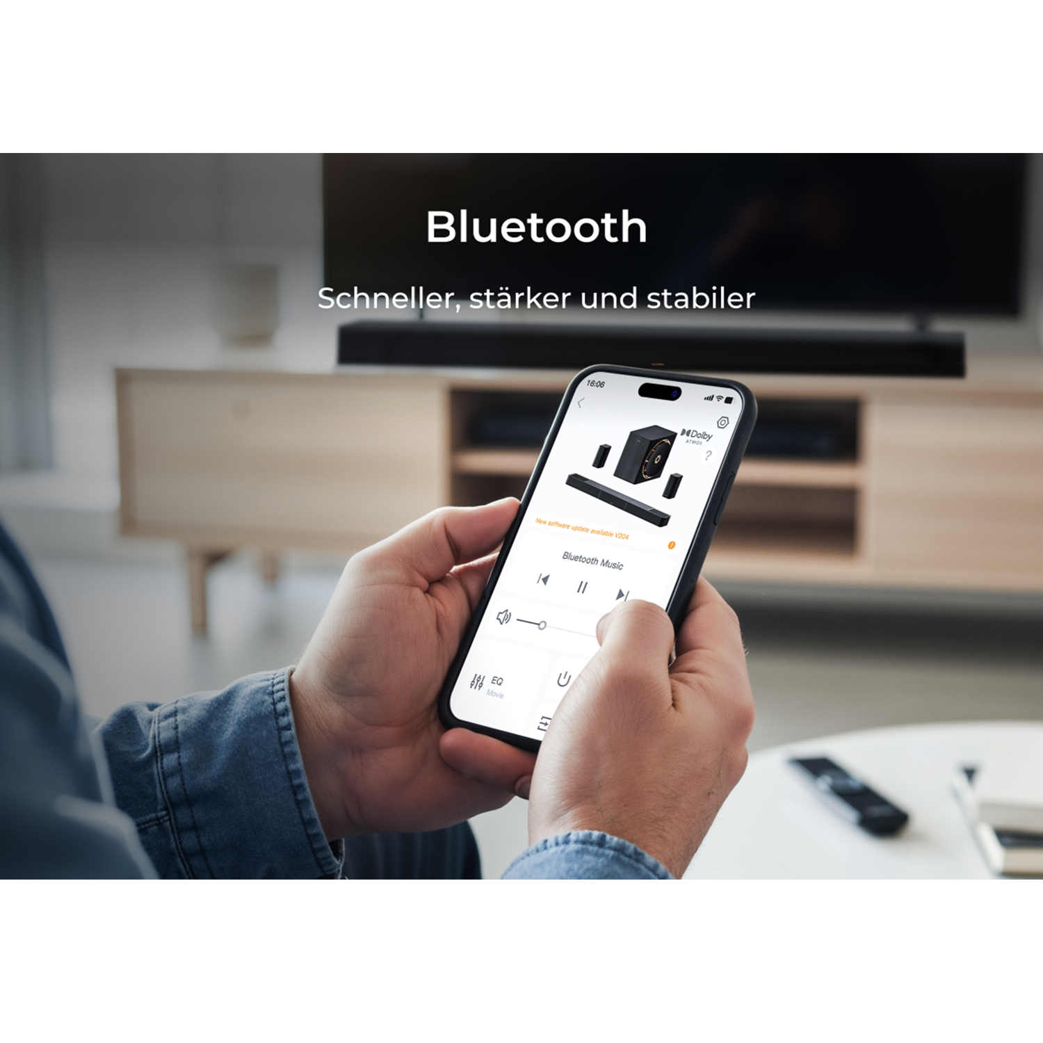 Mężczyzna trzyma smartfon z aplikacją do głośników Bluetooth. Tekst: Bluetooth, Szybszy, mocniejszy i stabilniejszy.