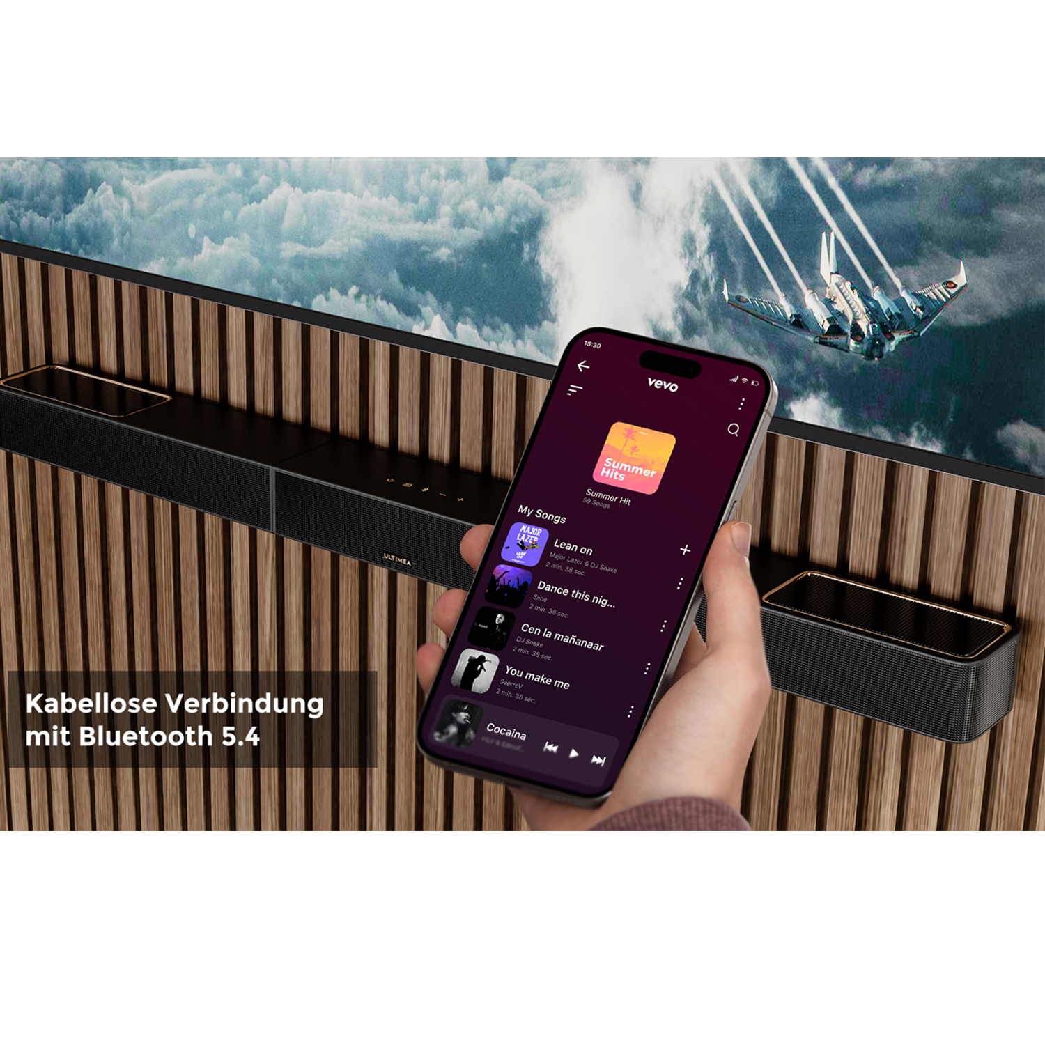 Telefon wyświetla aplikację muzyczną z grafiką futurystycznego samolotu na ekranie.