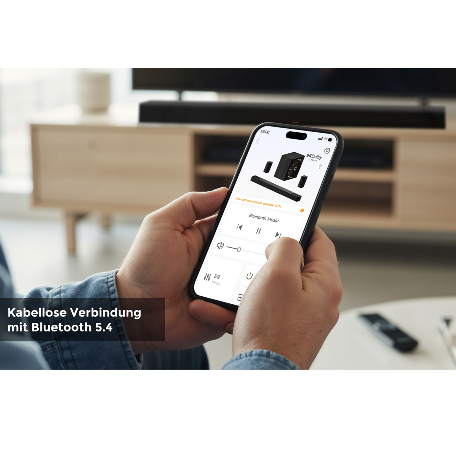 Osoba trzyma smartfon z aplikacją systemu Dolby Atmos. Połączenie bezprzewodowe.