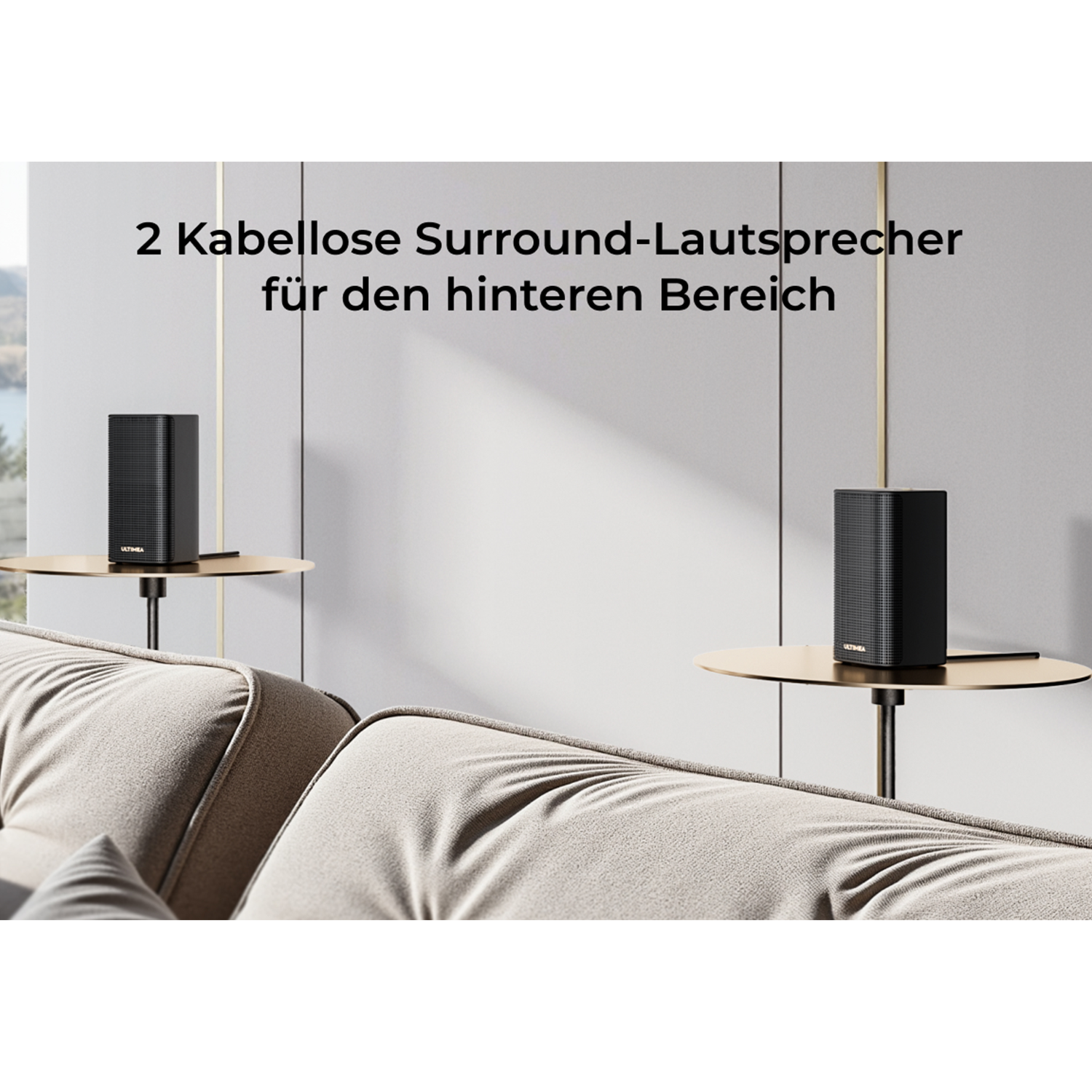 Zwei schwarze Lautsprecher auf Beistelltischen vor einem Sofa.