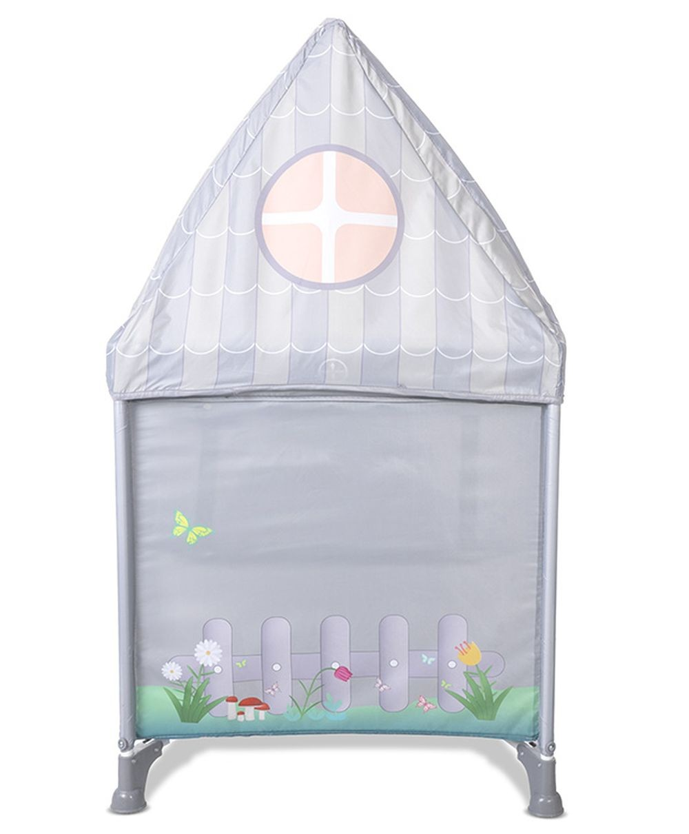 Graues Spielzelt mit Hausdach, Fenster und Gartendekor.