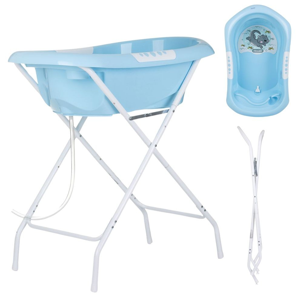 Helles blaues Babybadewanne mit weißem Ständer, zusammengeklappt und von vorne.