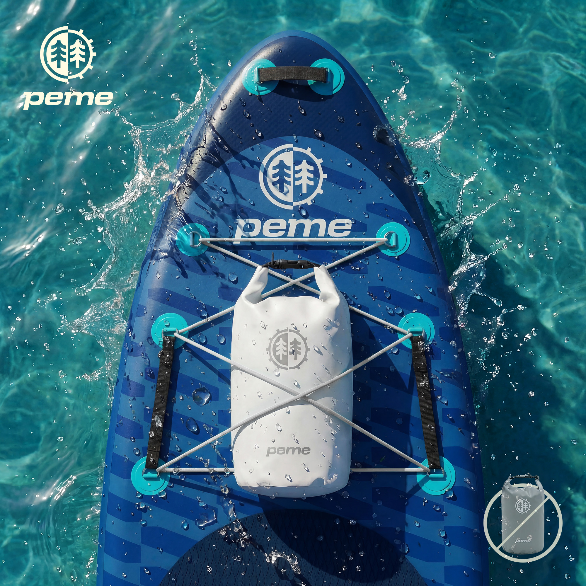 Ein blaues Paddleboard mit einer weißen wasserdichten Tasche, die mit Bungee-Seilen befestigt ist.