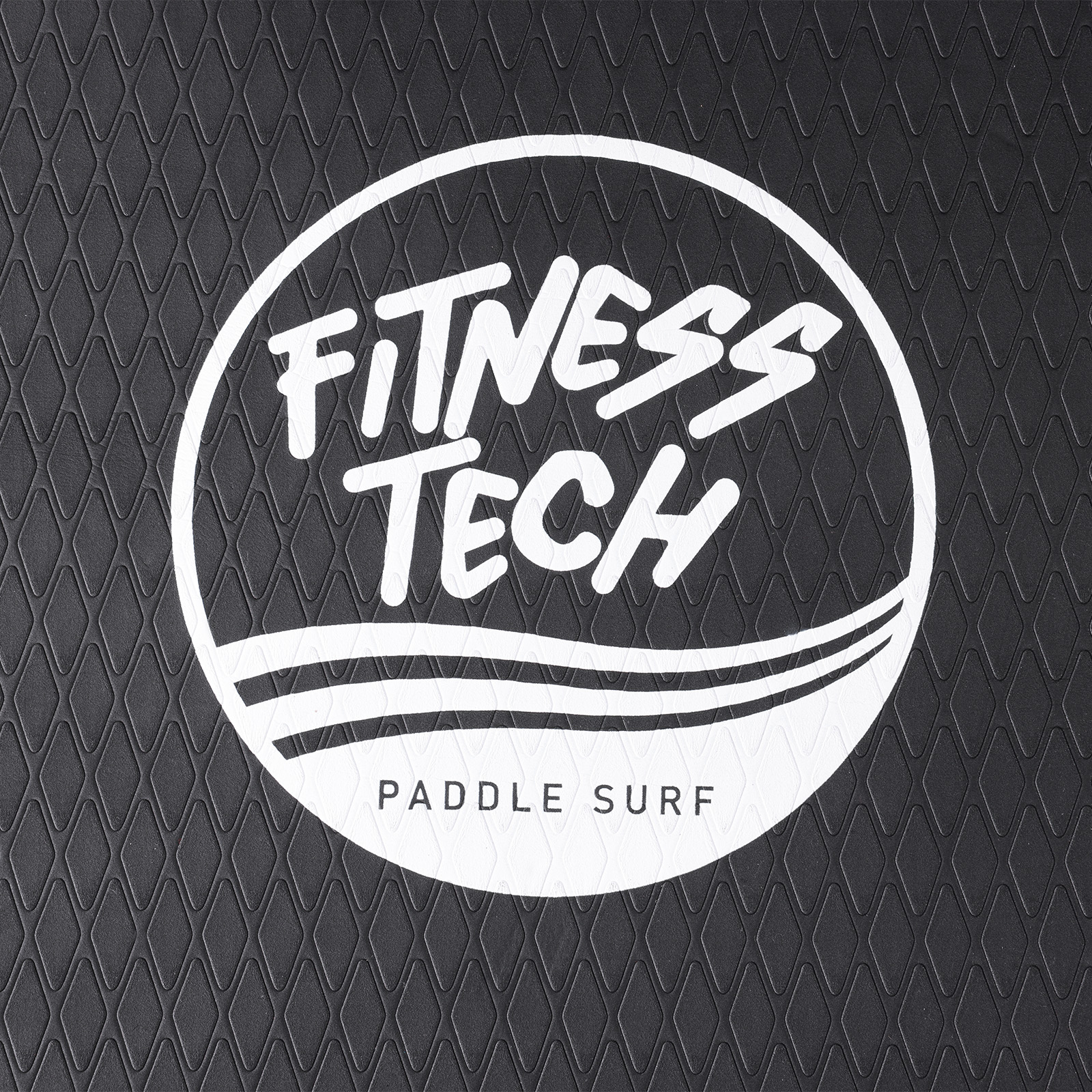 Superficie negra texturizada con logo blanco "FITNESS TECH PADDLE SURF" y patrón de diamante.