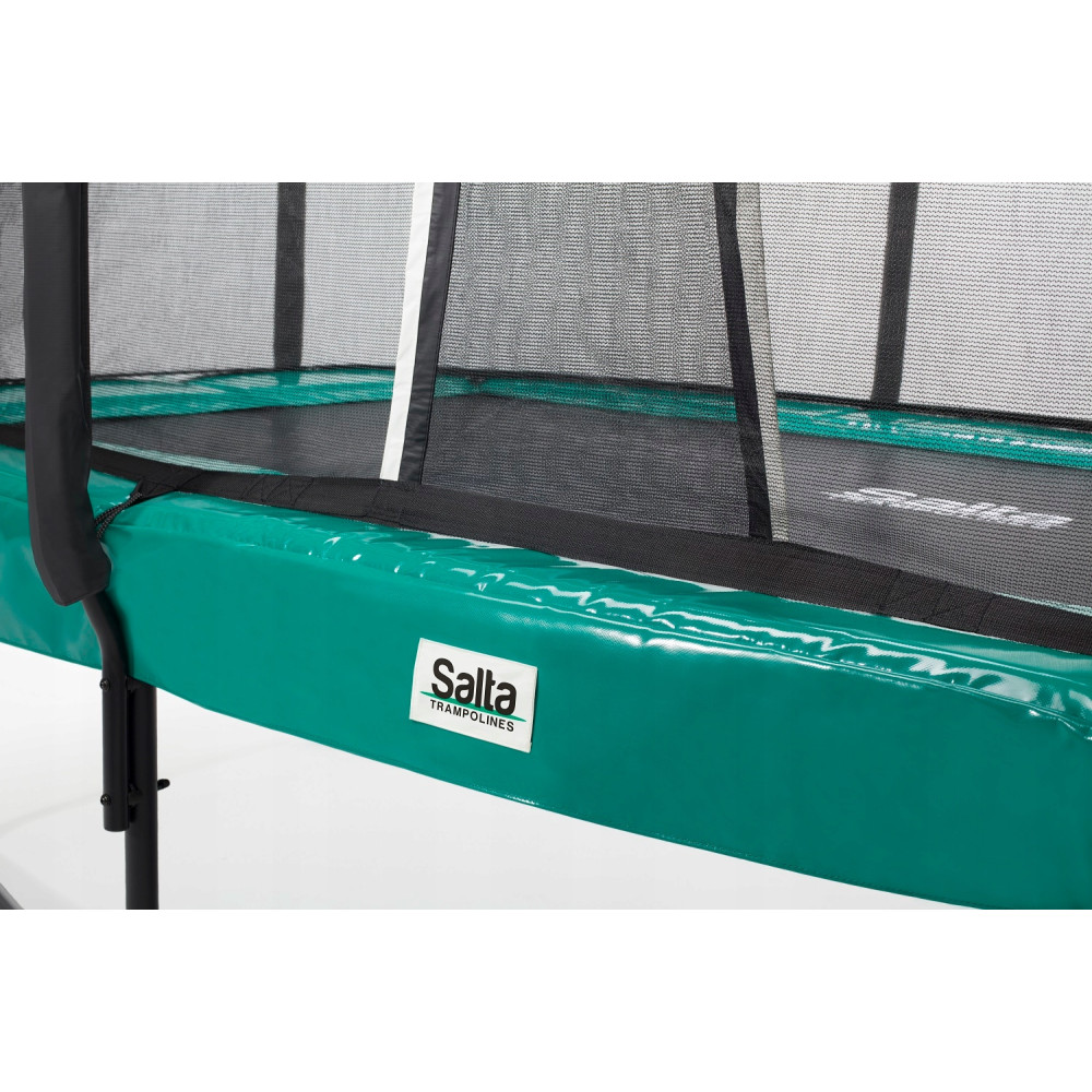 Zielona trampolina z siatką zabezpieczającą i logo Salta.