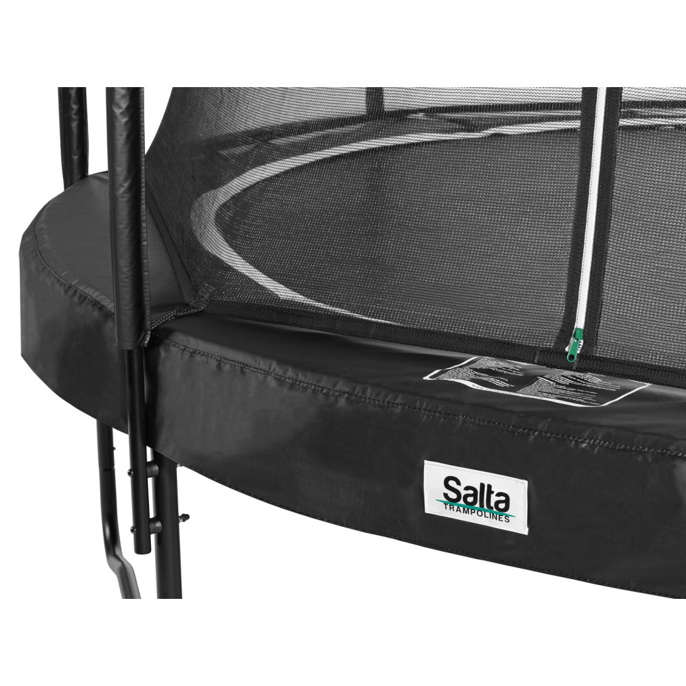 Czarna trampolina z siatką zabezpieczającą i logo Salta. Widoczny biały zamek błyskawiczny.