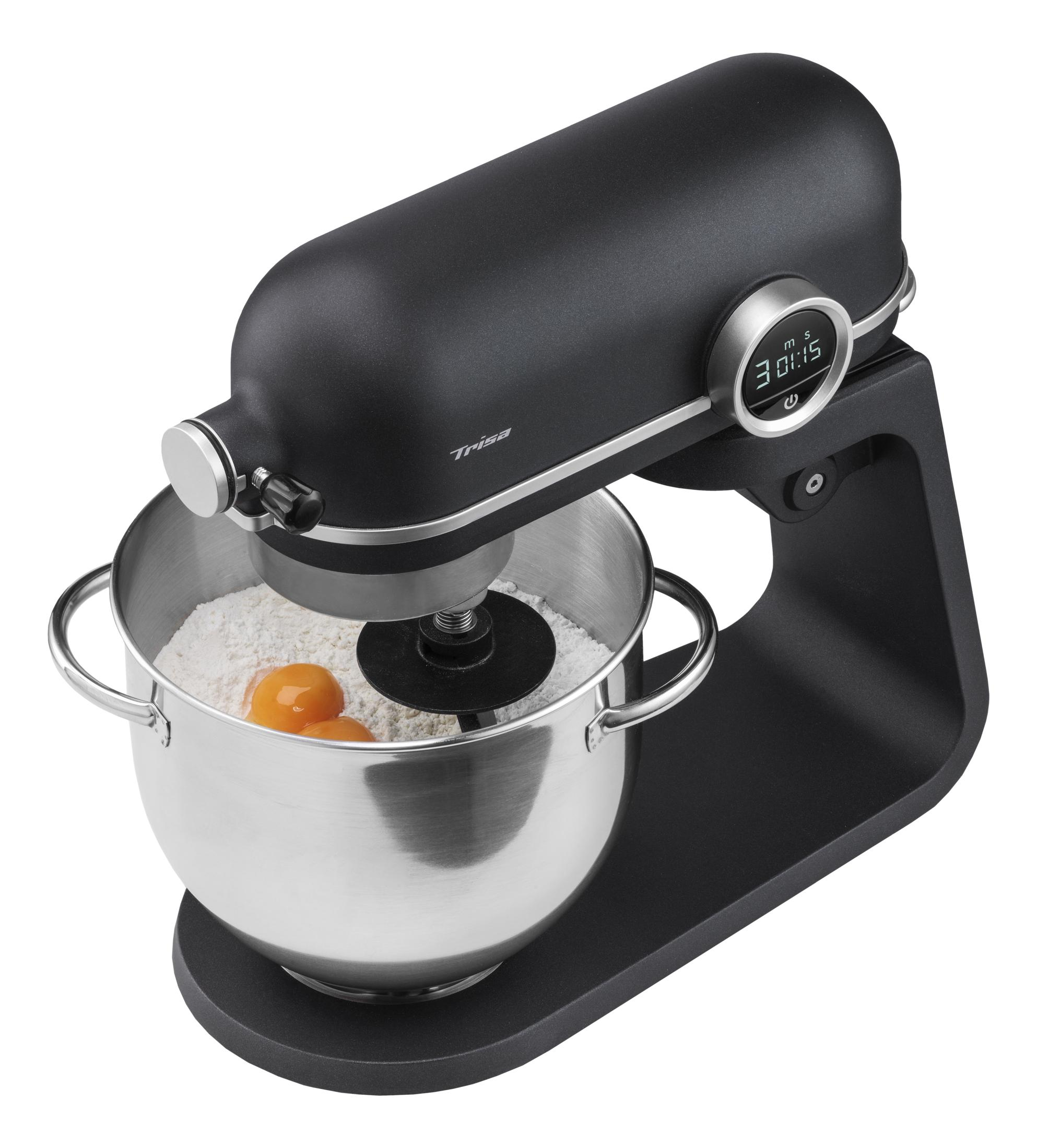 Schwarzer Küchenmixer mit Edelstahlschüssel, Mehl und Eigelb.
