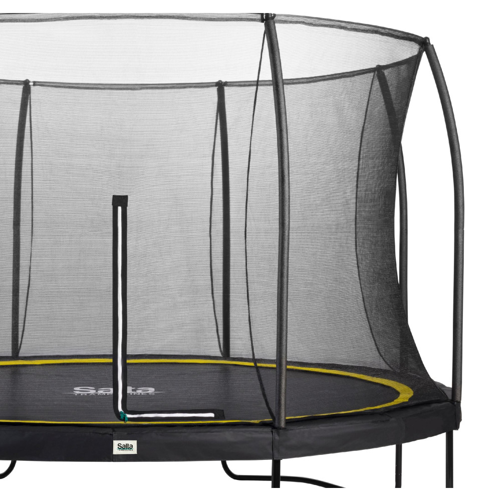 Trampolina z siatką zabezpieczającą i żółtym obszyciem, zbliżenie.