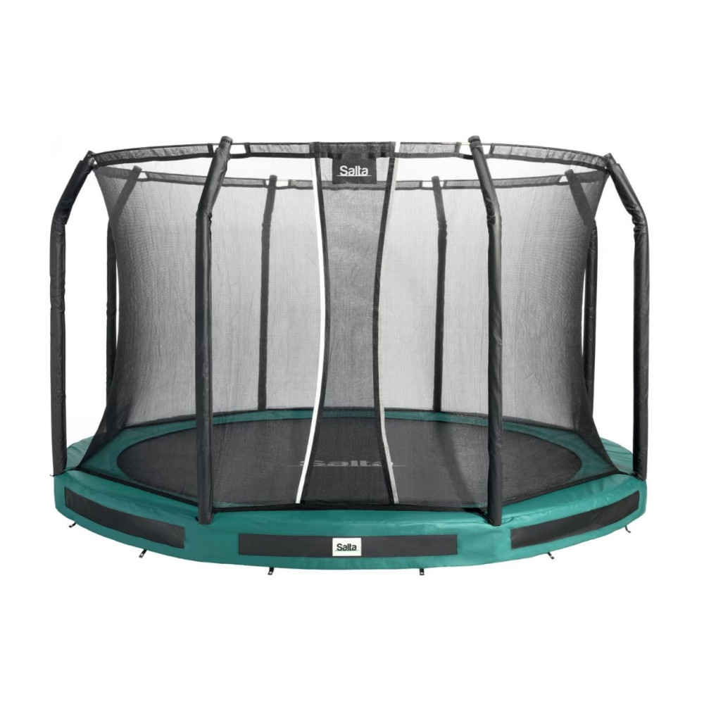 Zielona trampolina z czarną siatką zabezpieczającą i słupkami.