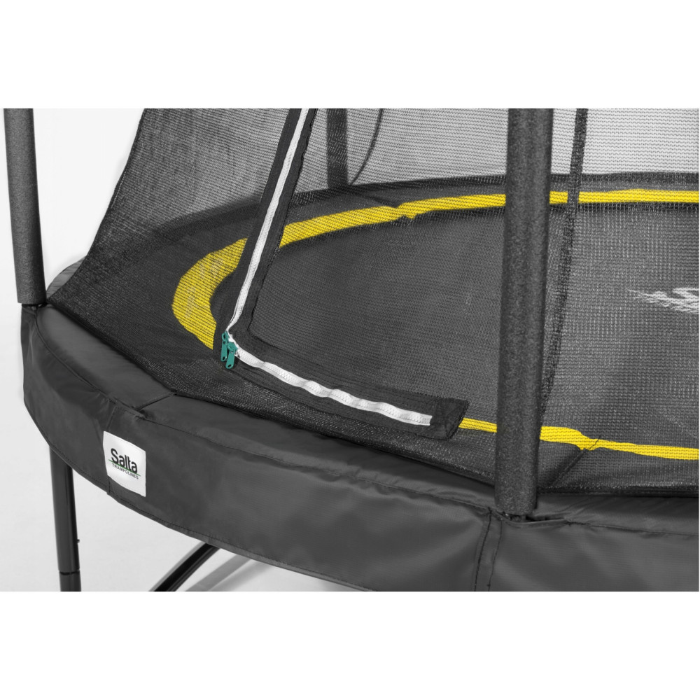 Trampolina z czarną siatką zabezpieczającą i żółtą obwódką.