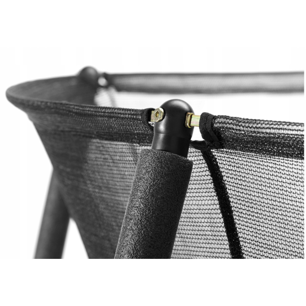 Zbliżenie czarnego mocowania siatki zabezpieczającej trampoliny z piankową wyściółką.