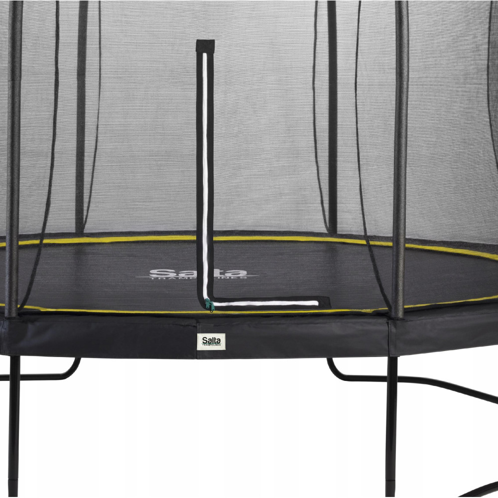 Zbliżenie czarnego trampoliny z siatką zabezpieczającą i żółtym obszyciem. Widoczne logo Salta.