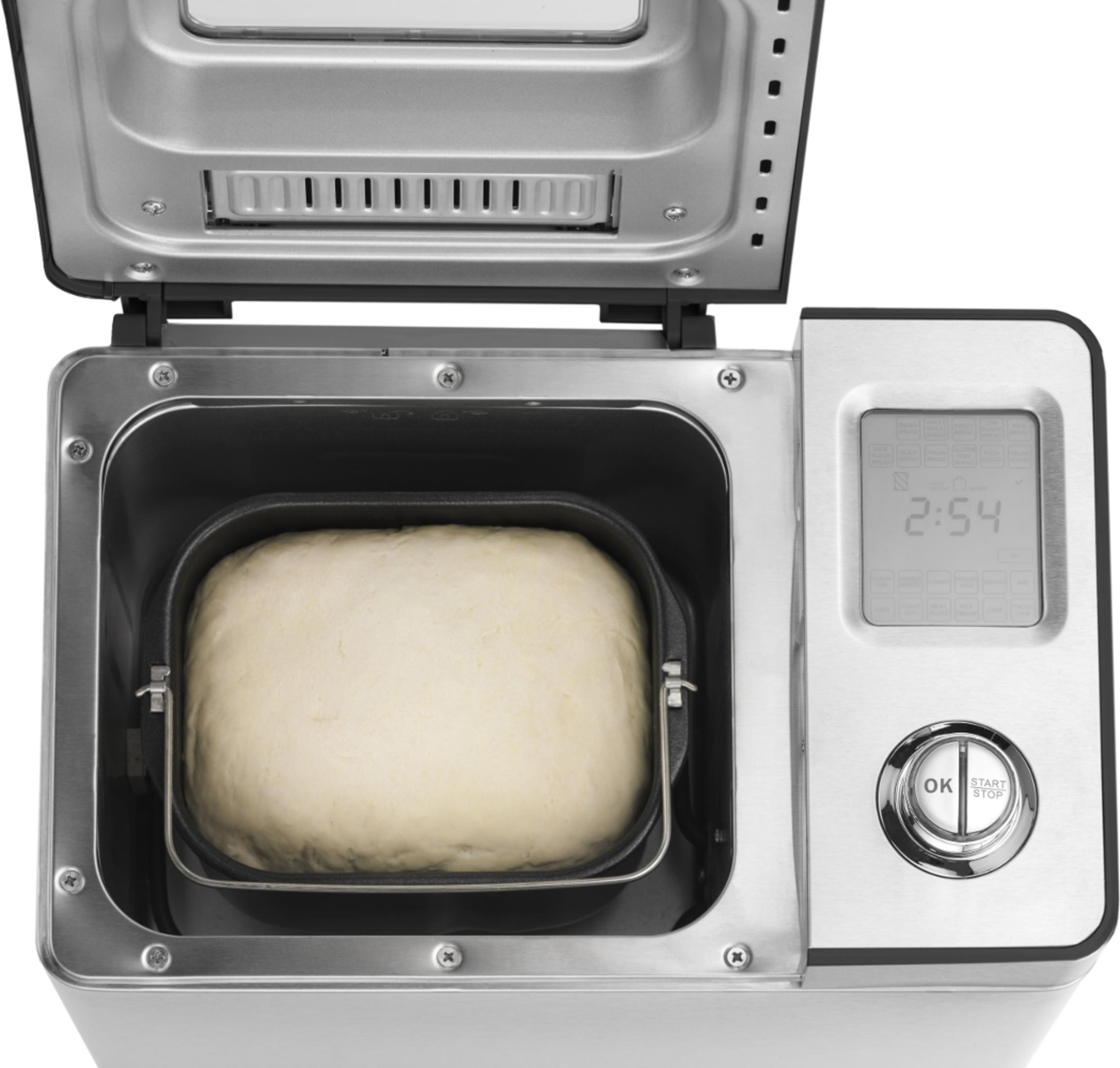 Brotbackautomat mit Teig in der Backform und einem digitalen Display.