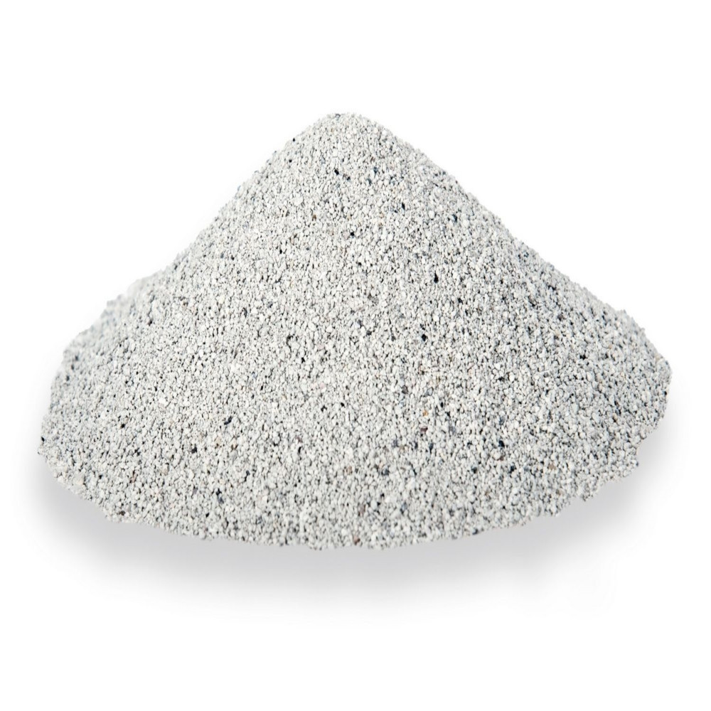 Un cumulo di sabbia fine, grigio chiaro, con minuscole macchioline scure su sfondo bianco.