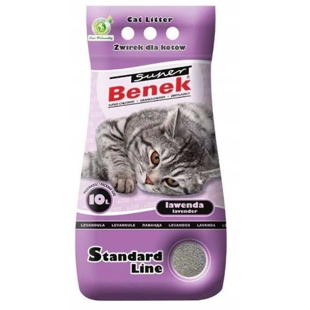 Una confezione di lettiera per gatti con un gatto grigio sdraiato.