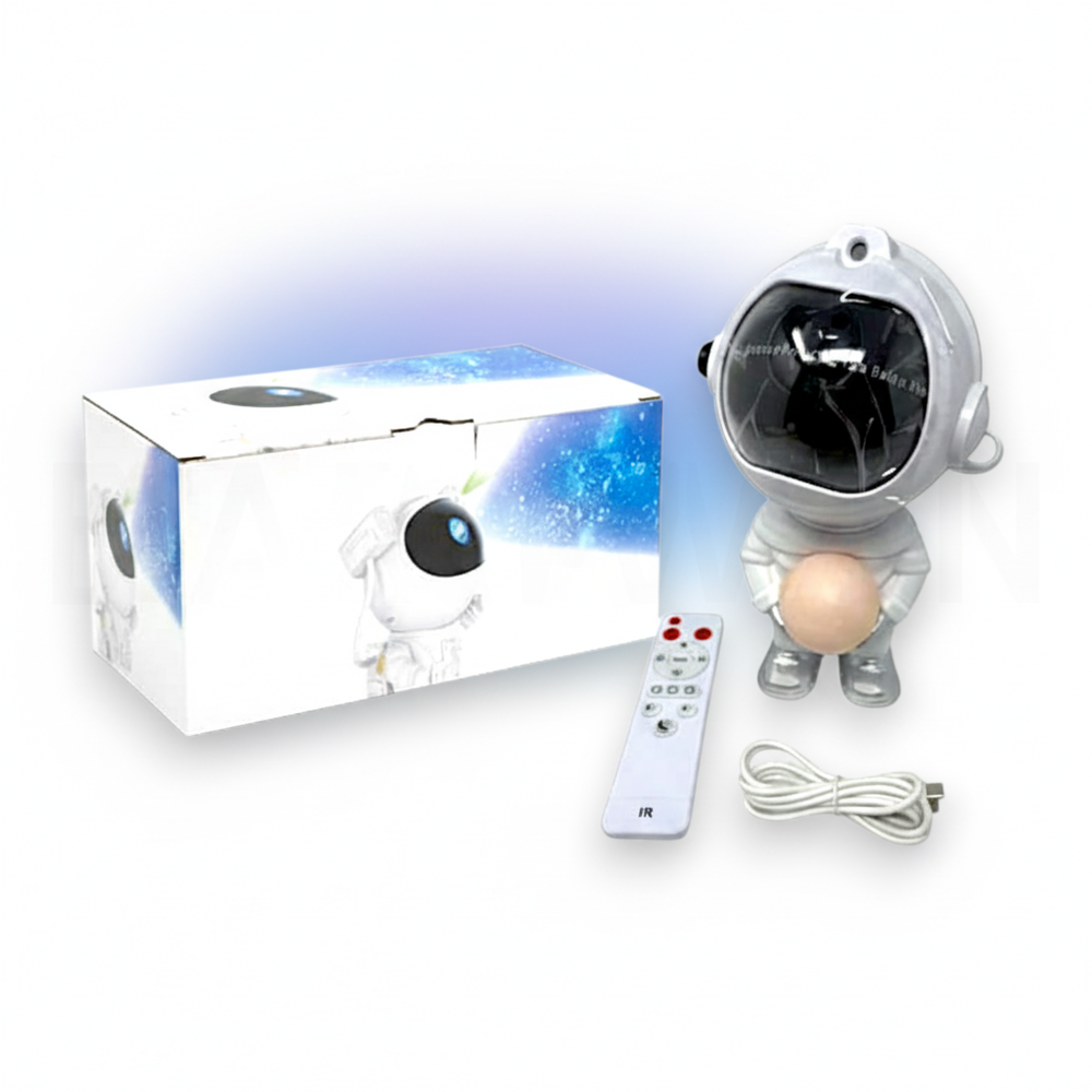 Proyector de astronauta con control remoto y cable de carga, sobre fondo blanco.
