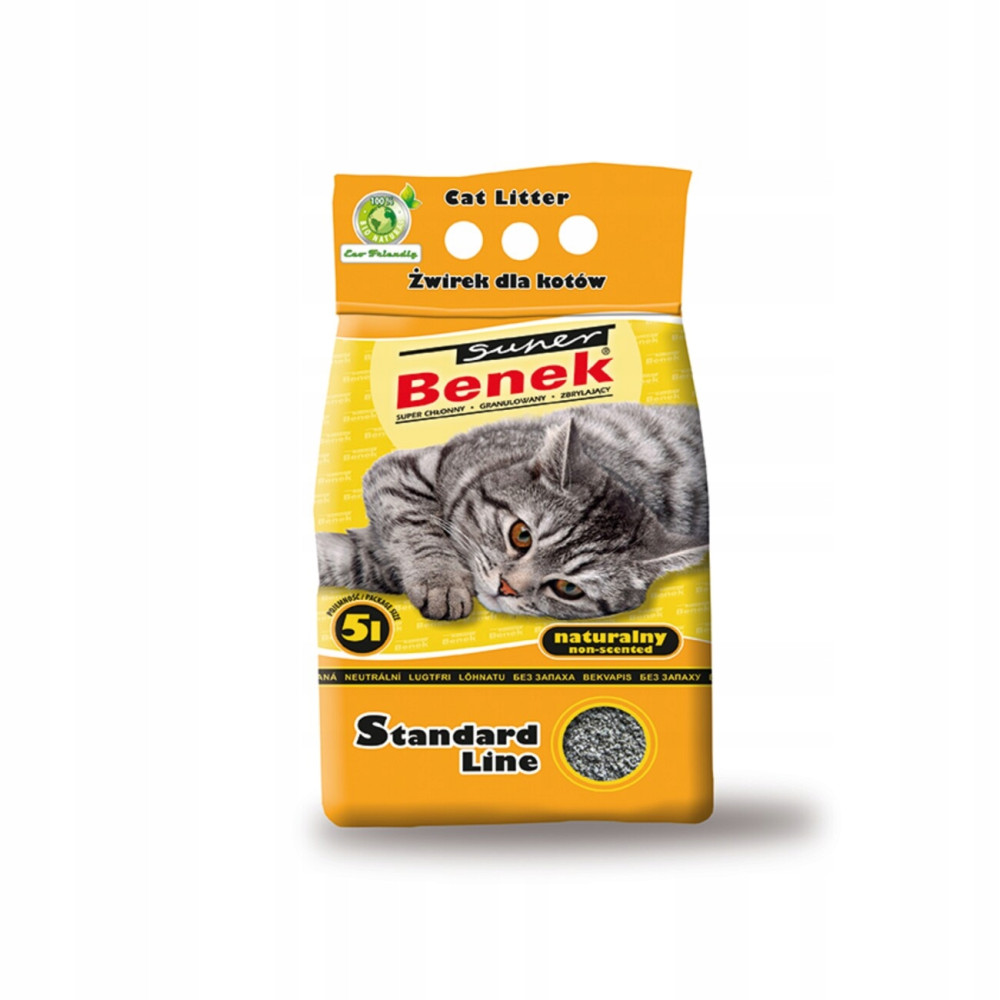 Un sacco di lettiera per gatti Benek con un gatto soriano grigio.