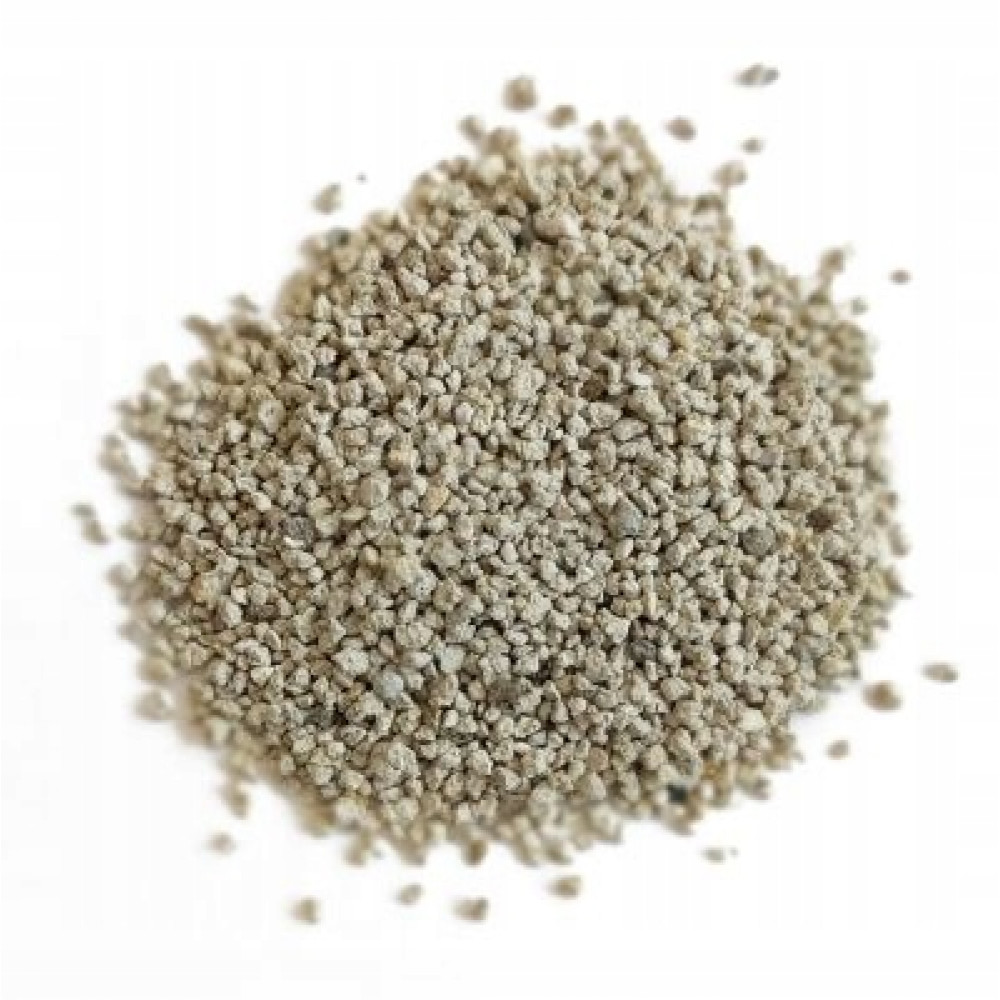 Un mucchio di piccoli ciottoli di ghiaia grigio chiaro su sfondo bianco.
