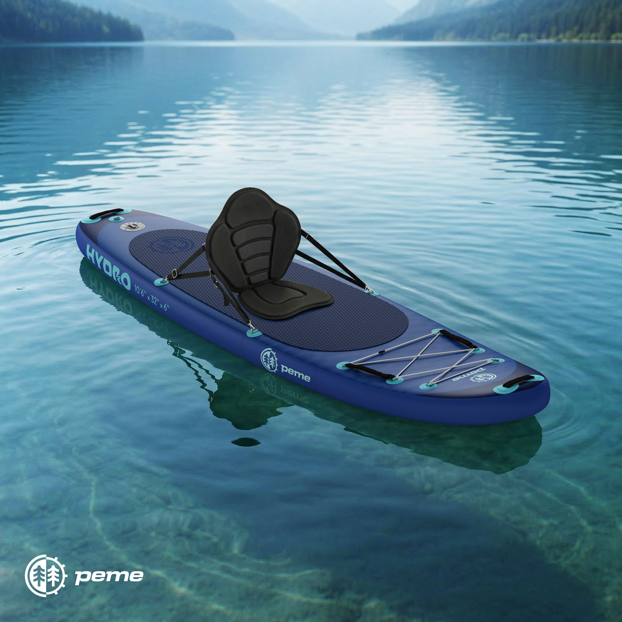 Tabla de paddle azul con asiento negro en lago tranquilo, montañas detrás.