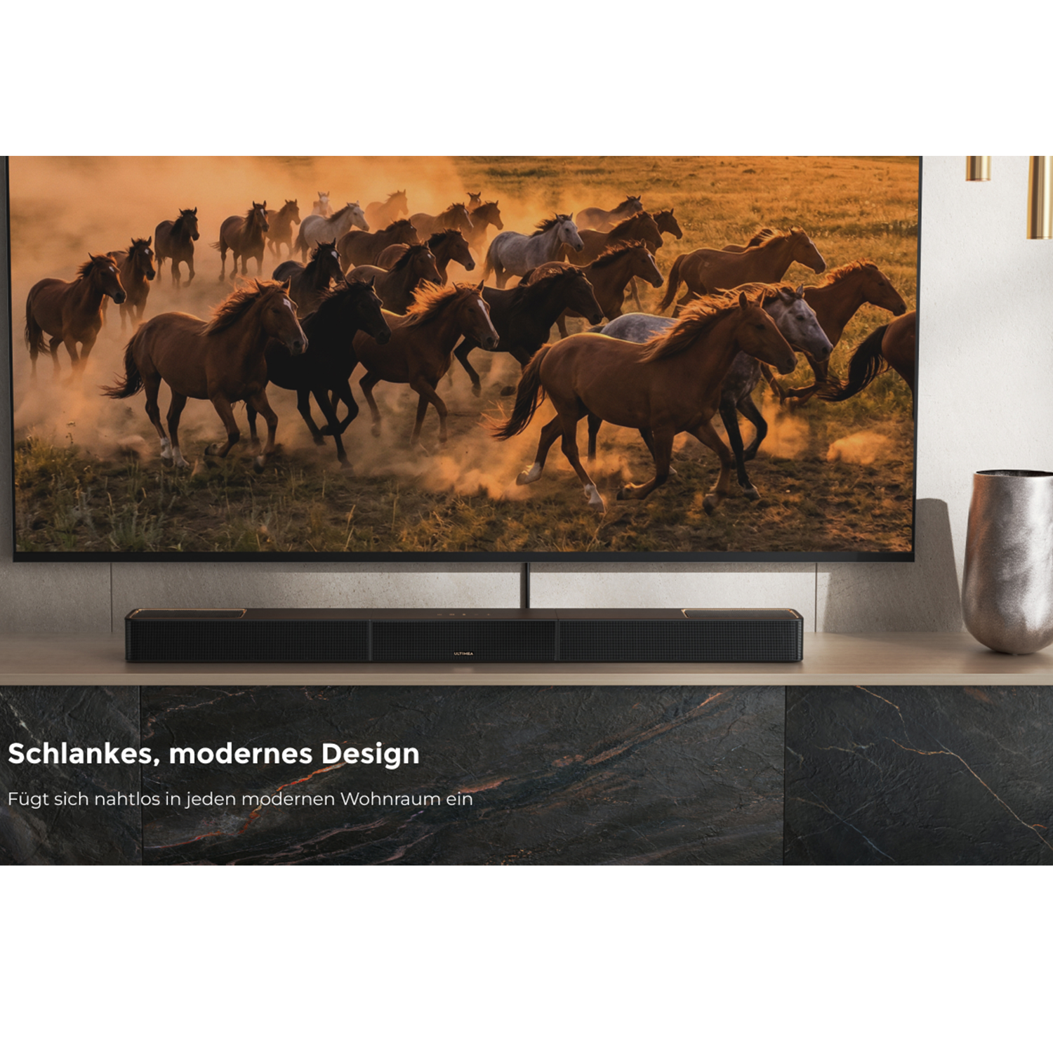 Eine Pferdeherde galoppiert über ein staubiges Feld, gezeigt auf einem großen Fernsehbildschirm.
