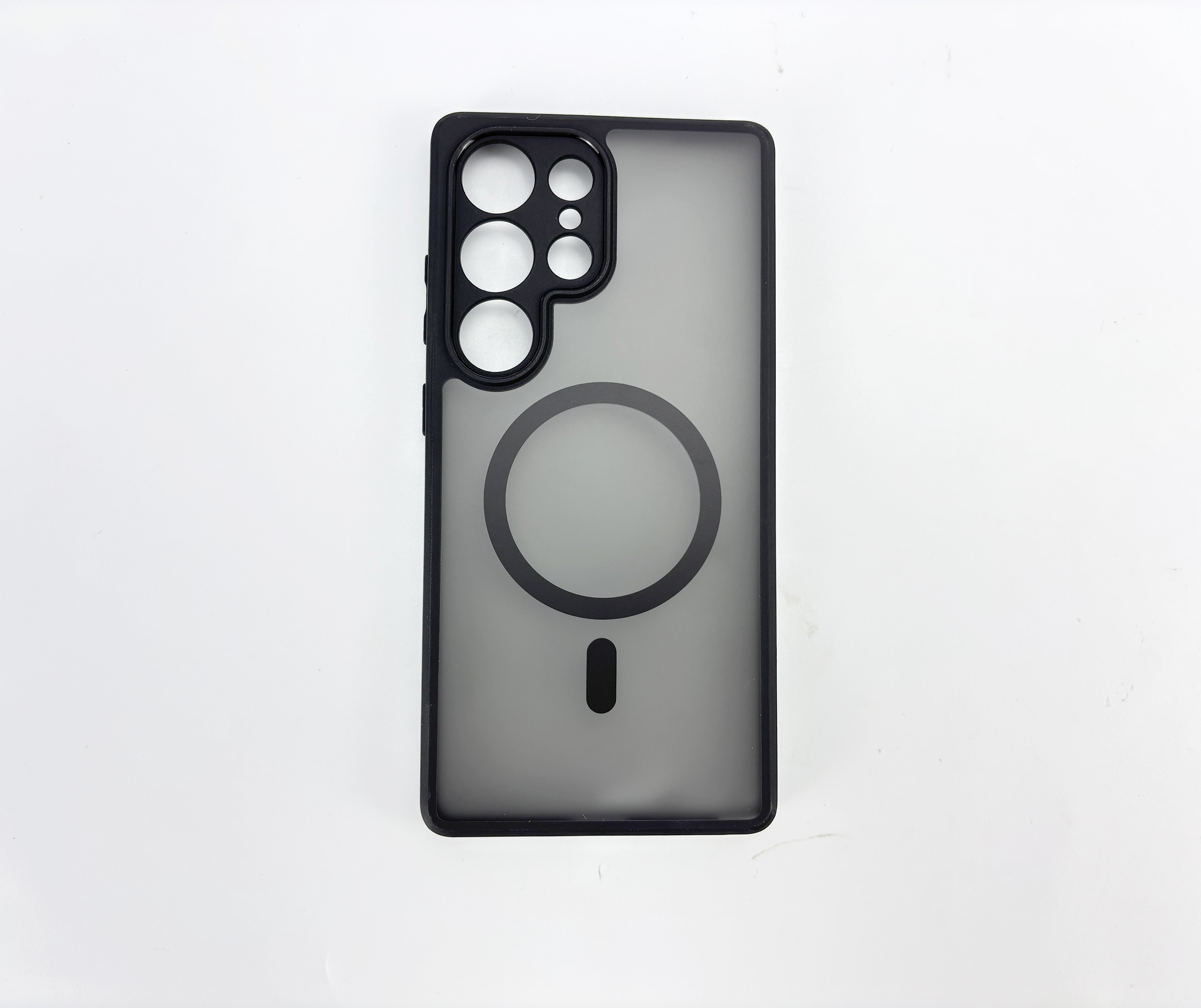 Custodia nera per telefono con motivo circolare e ritagli per fotocamera su sfondo bianco.
