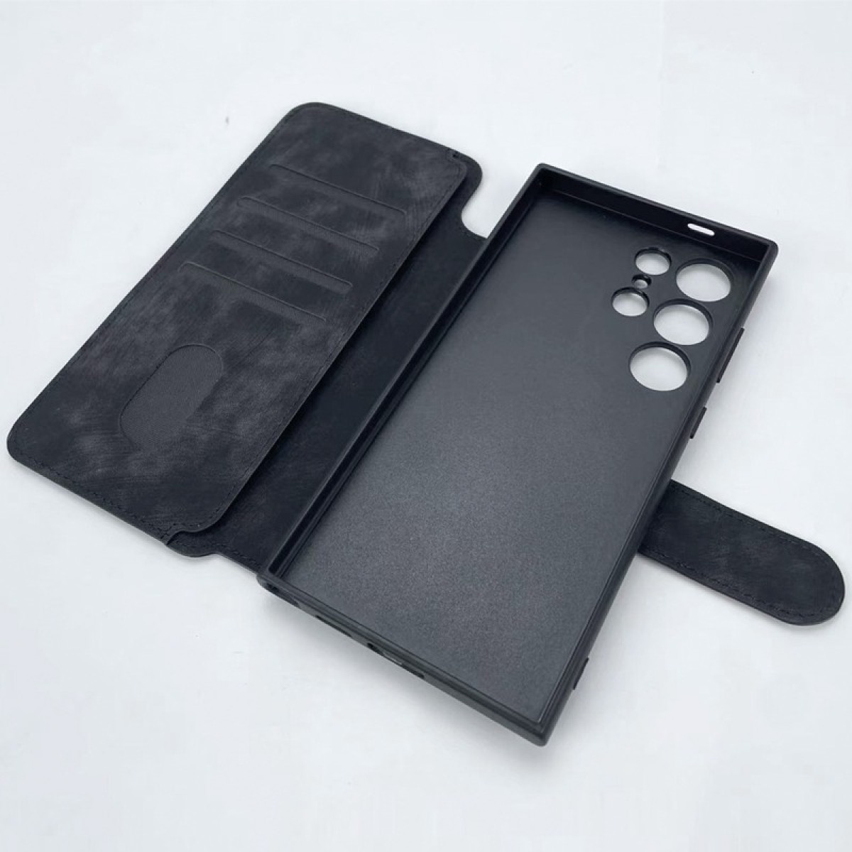 Schwarzes Handy-Hüllen-Set mit Kartenfächern und Kamerasteckplatz.