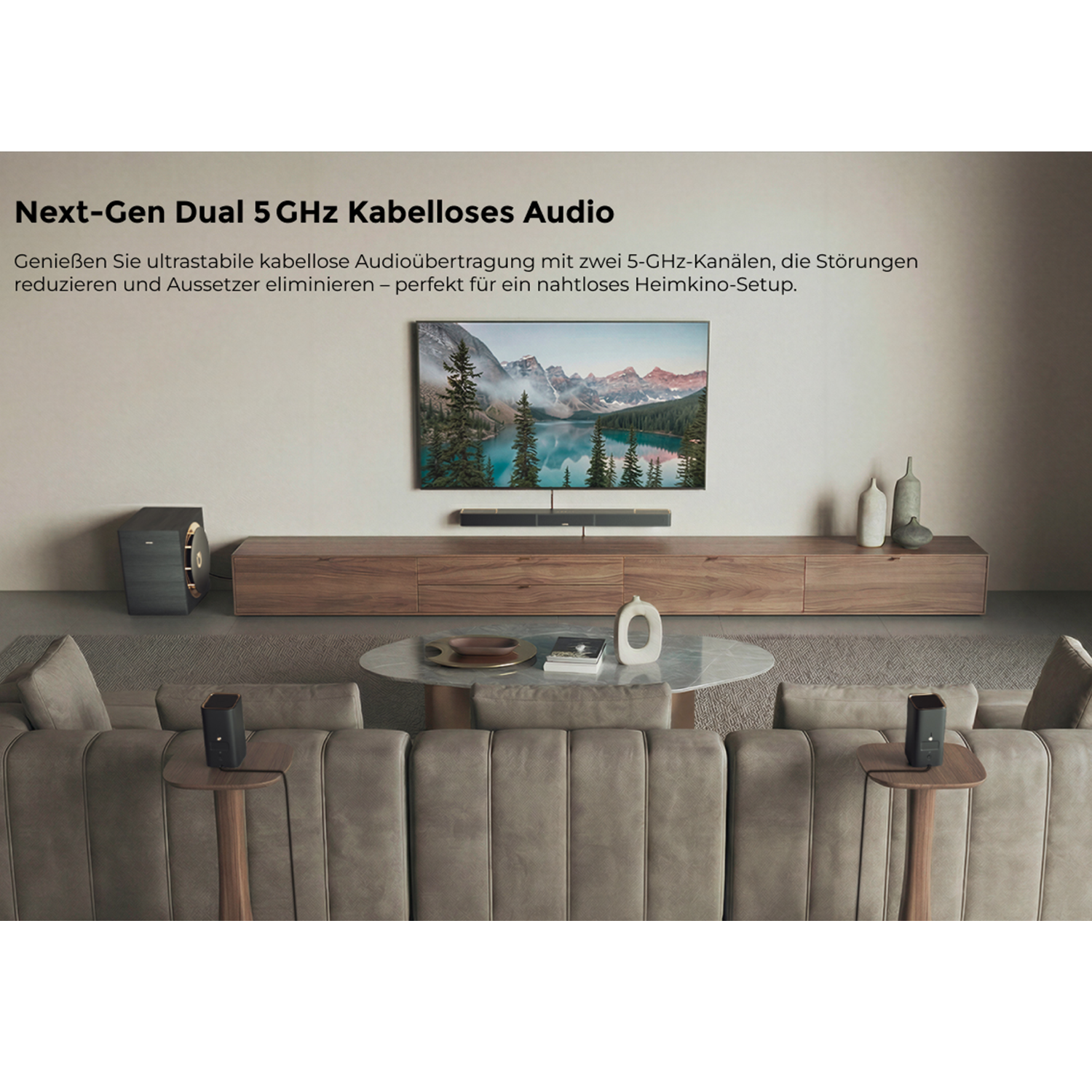 Ein Wohnzimmer mit Sofa, Fernseher, Soundbar und Beistelltischen.