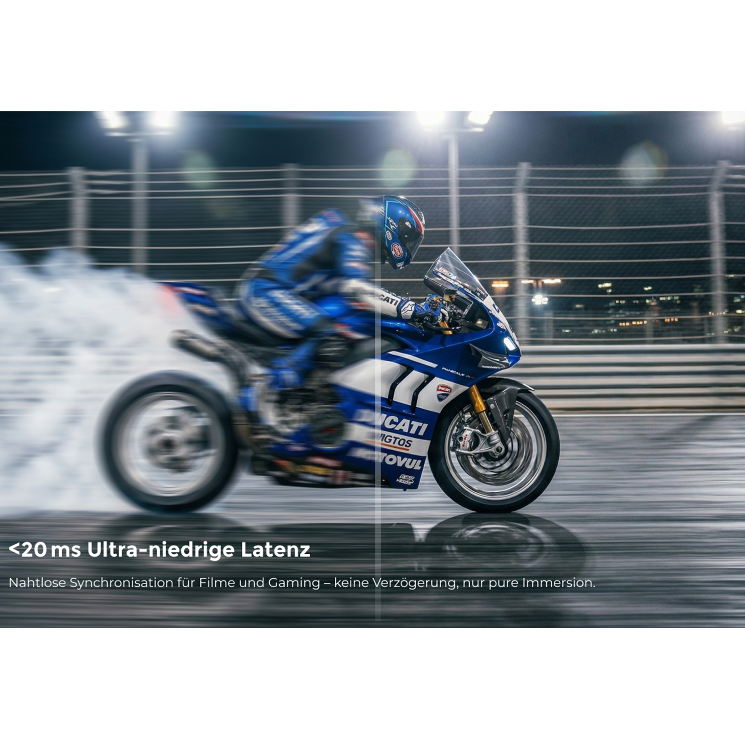 Kolarz na niebieskim Ducati jedzie po mokrym torze, unoszą się opary.