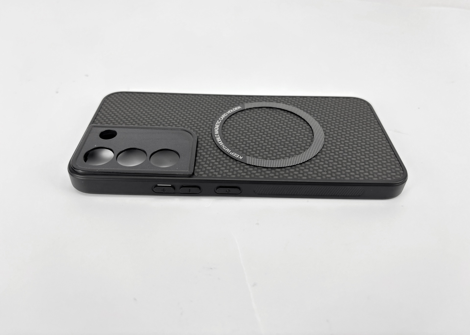 Schwarzes Handyhülle mit Karbonmuster, drei Kameralöchern und Magnetring.