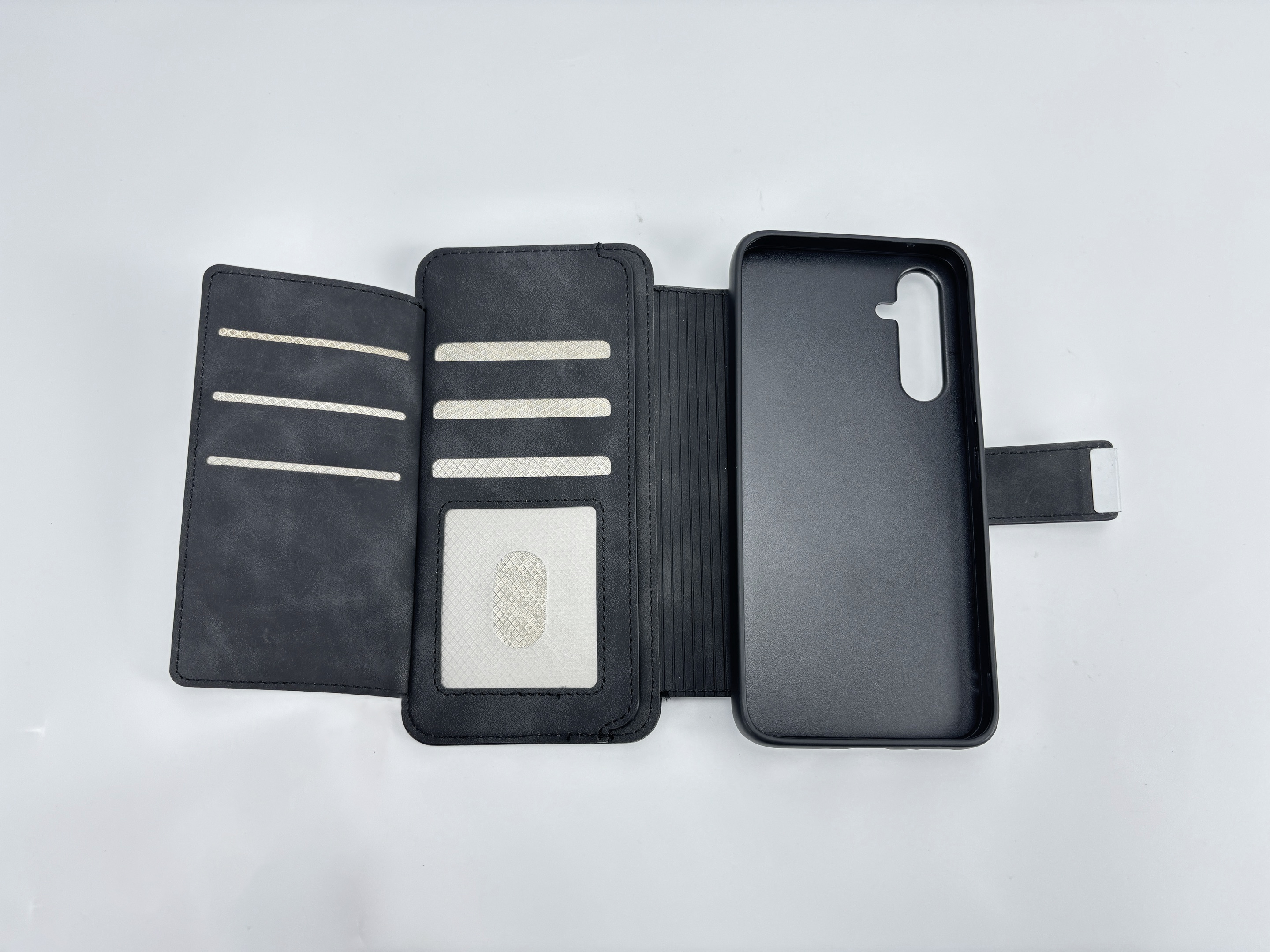 Custodia a portafoglio nera per telefono con slot per carte e supporto.