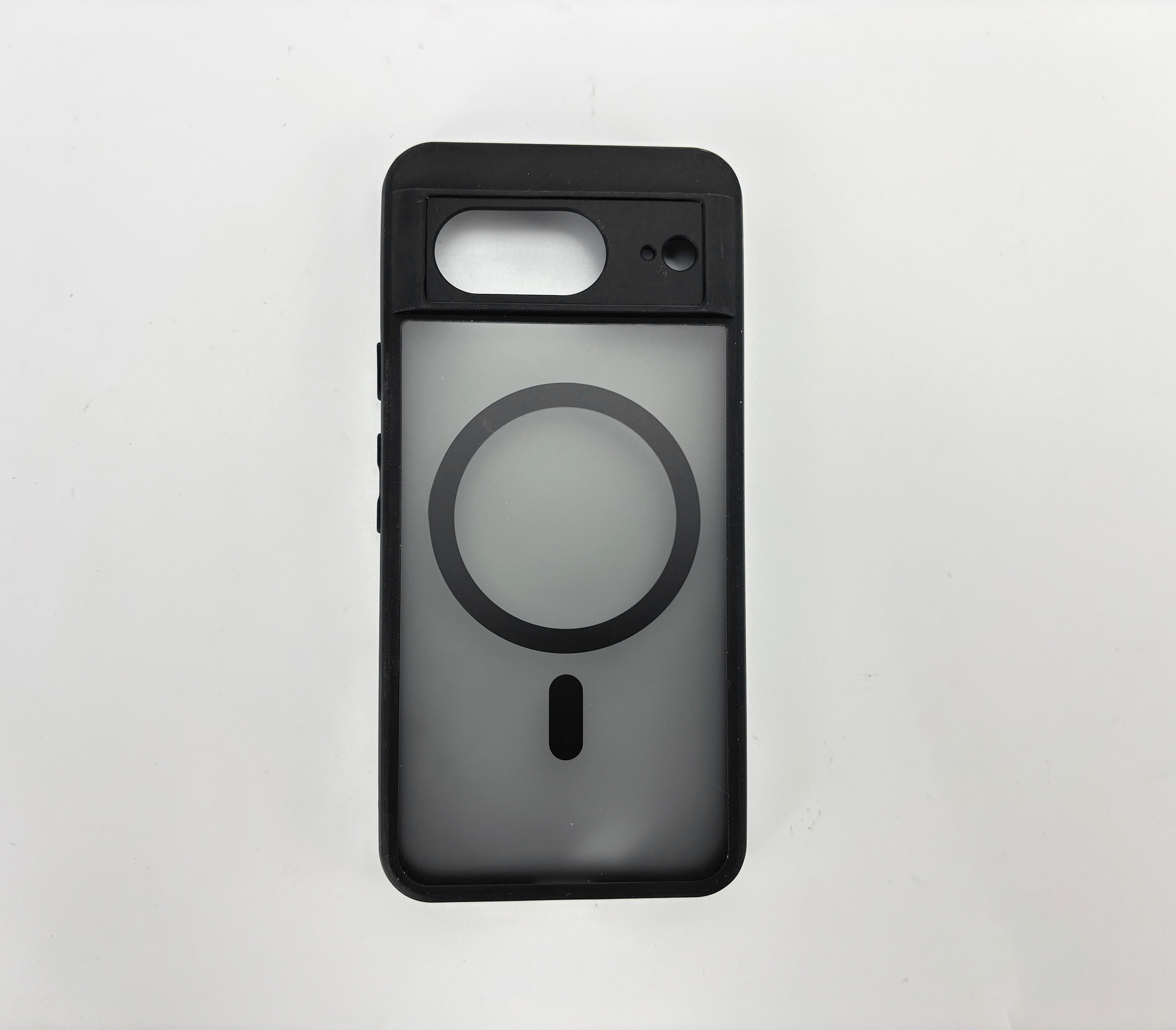 Custodia nera per telefono con finestra circolare e ritagli per fotocamera e flash.