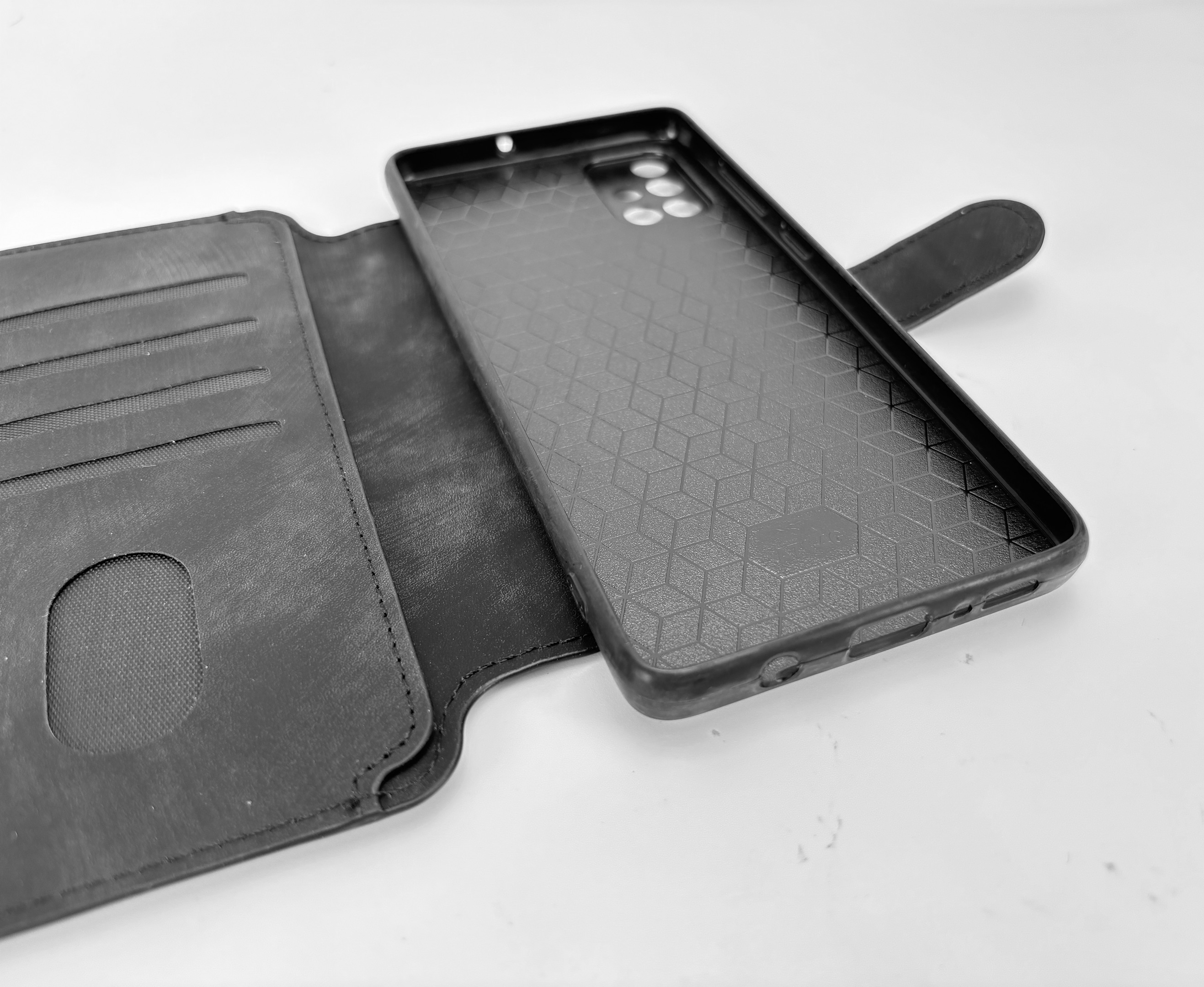 Schwarzes Handyhülle mit Kartenfächern und magnetischem Verschluss, auf weißem Hintergrund.