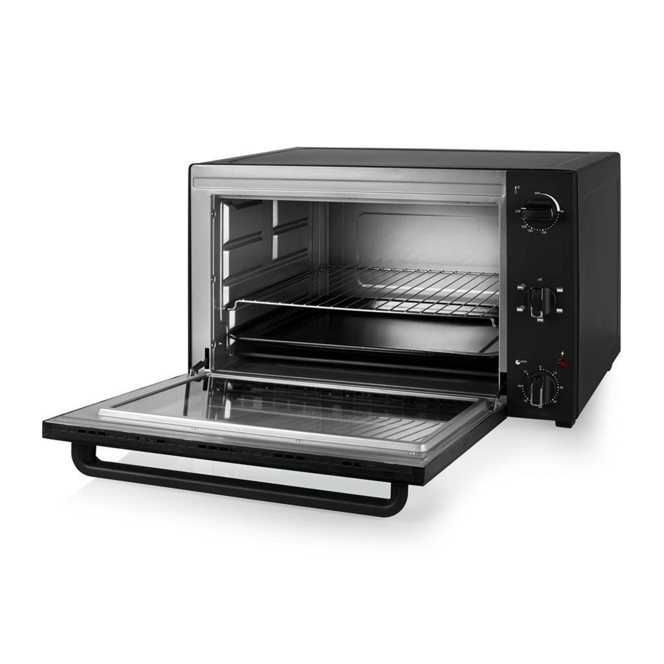 Un forno da banco nero aperto con interno argentato e una griglia.