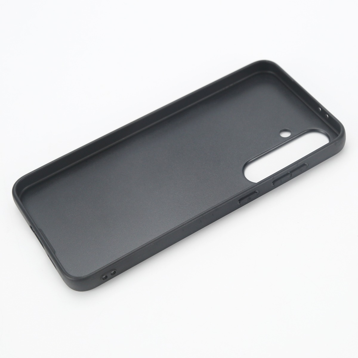 Interno di custodia nera per telefono, con ritagli per fotocamera e pulsanti.