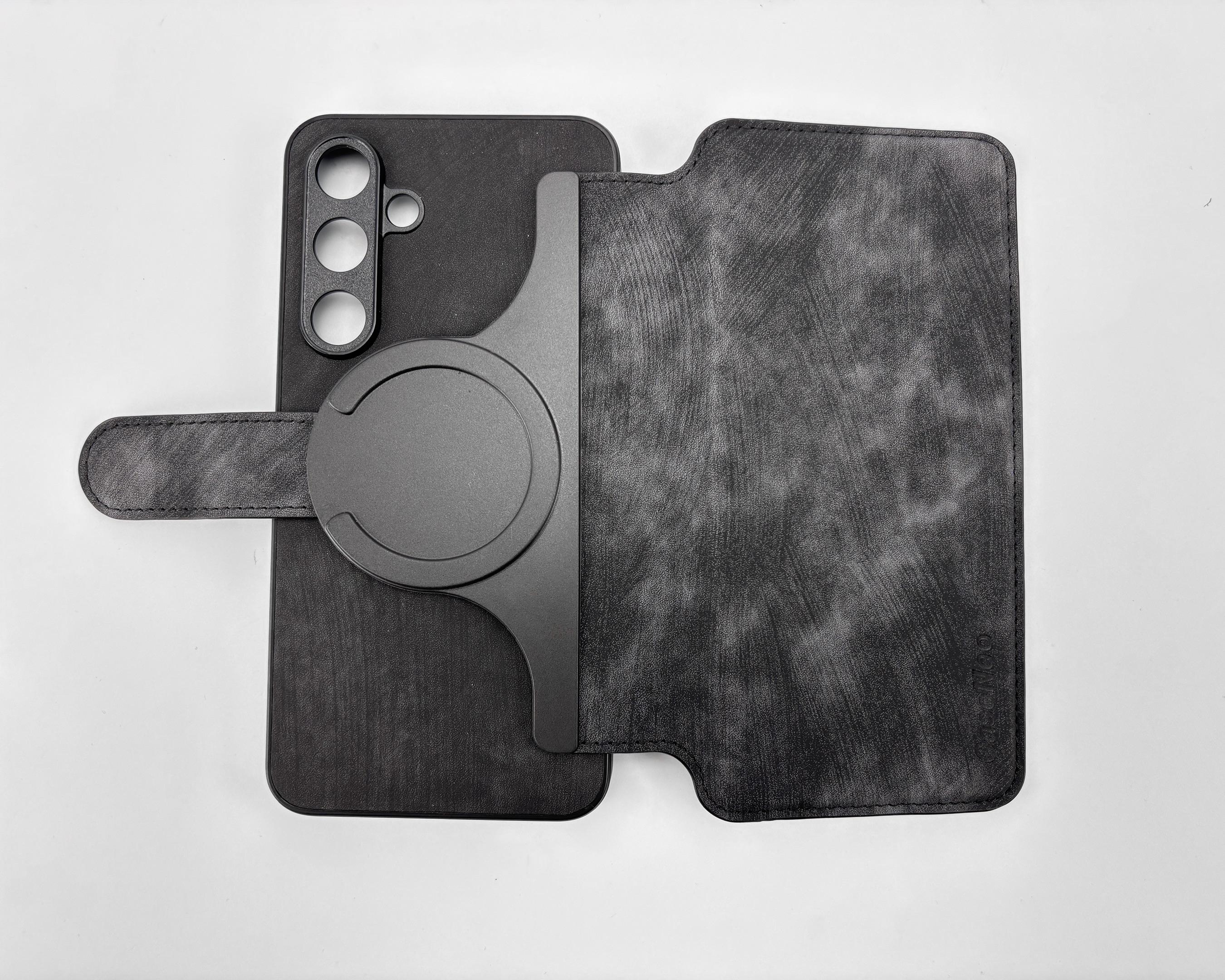 Custodia nera per telefono con tre lenti per fotocamera e chiusura magnetica.