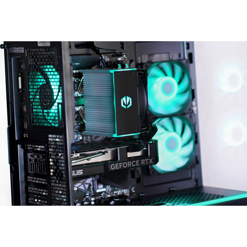 Widok wnętrza obudowy komputera z podświetlanymi zielonymi wentylatorami i kartą graf.