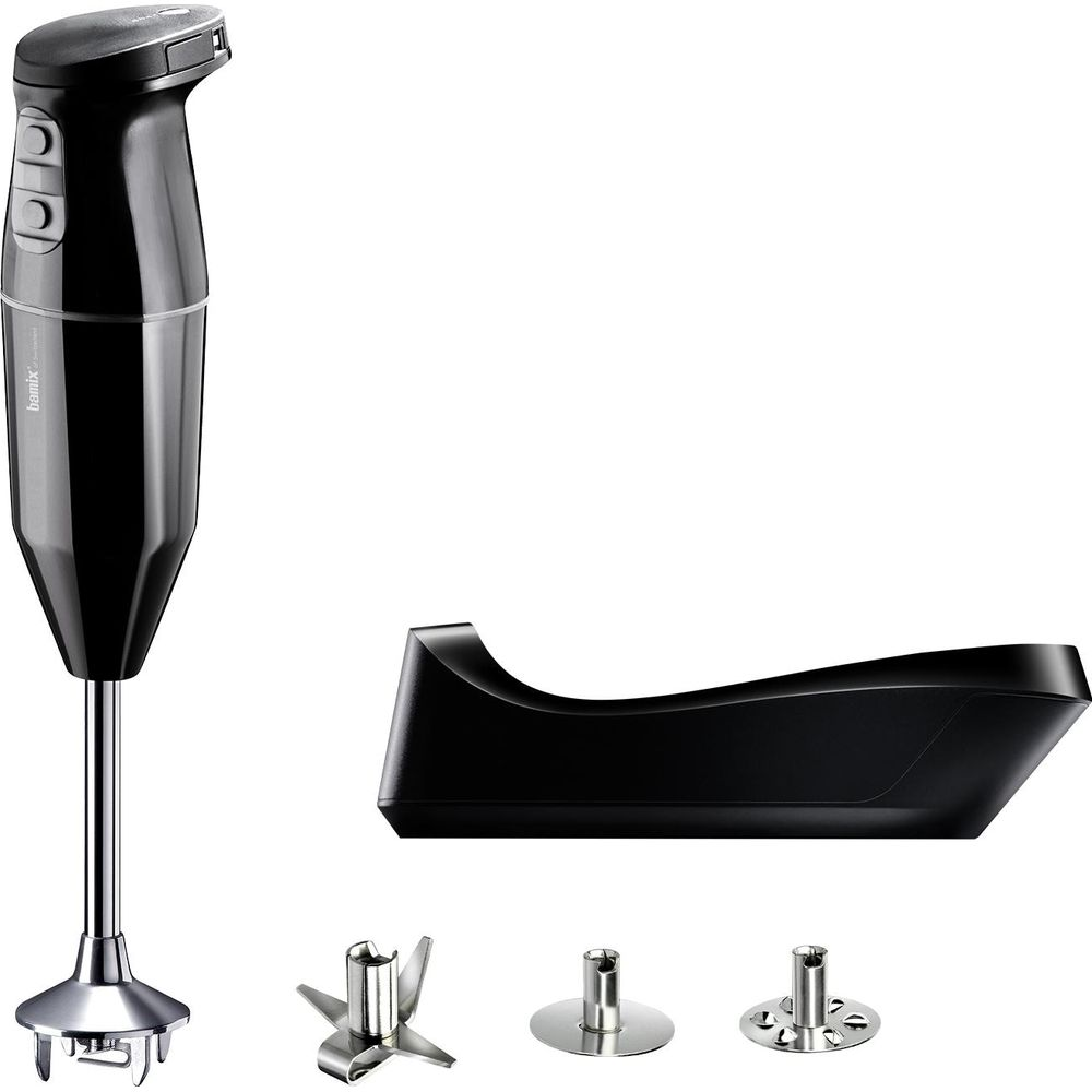 Een zwarte staafmixer met accessoires op witte achtergrond.
