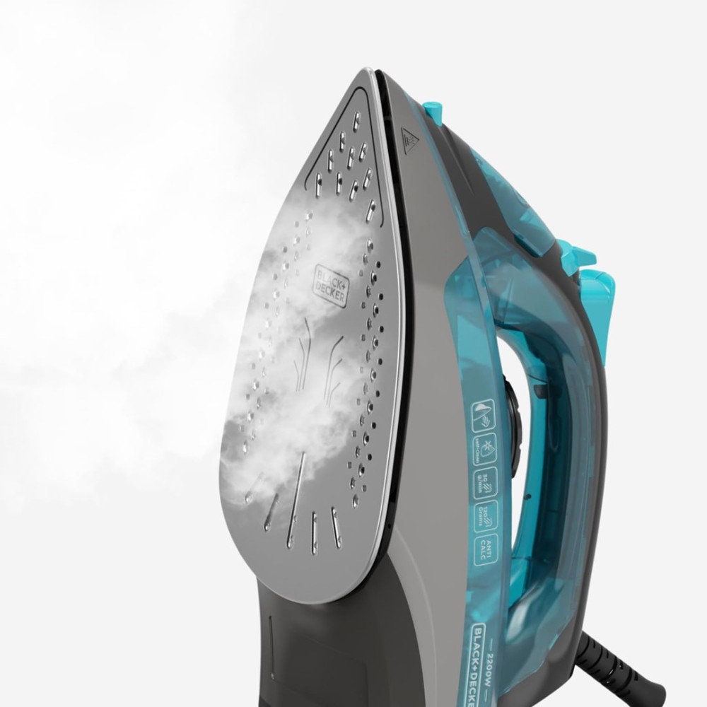 Żelazko parowe z turkusowym zbiornikiem na wodę i parą wydobywającą się z podeszwy.