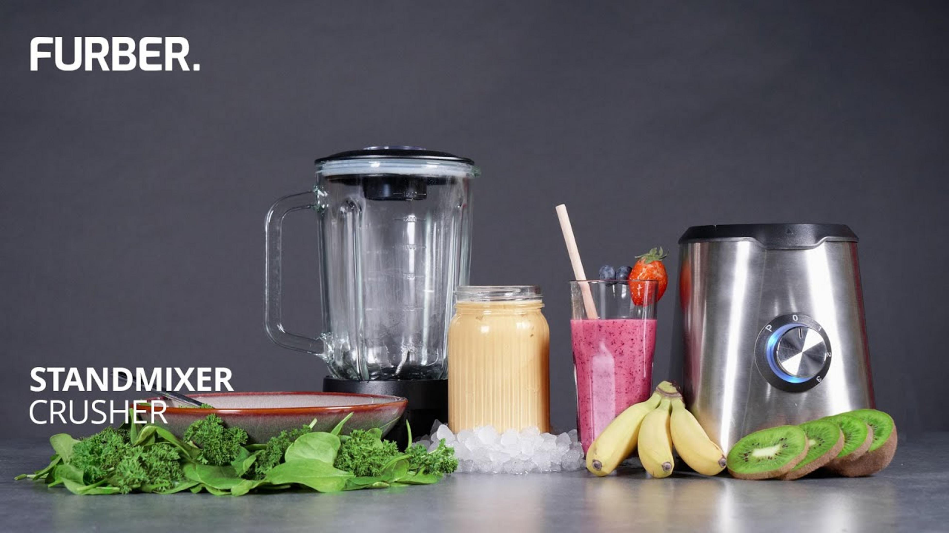 Un frullatore con ingredienti: verdure a foglia verde, frullato di bacche, banane e kiwi.