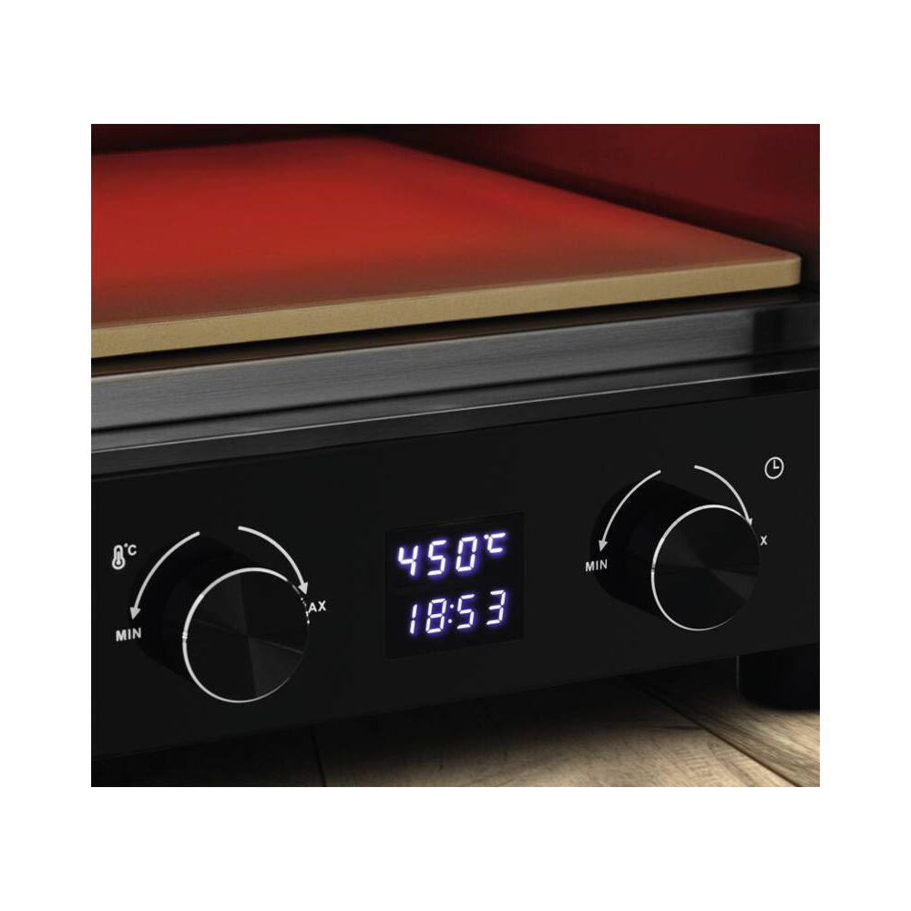 Un four noir avec écran numérique (450°C, 18:53) et deux boutons rotatifs.