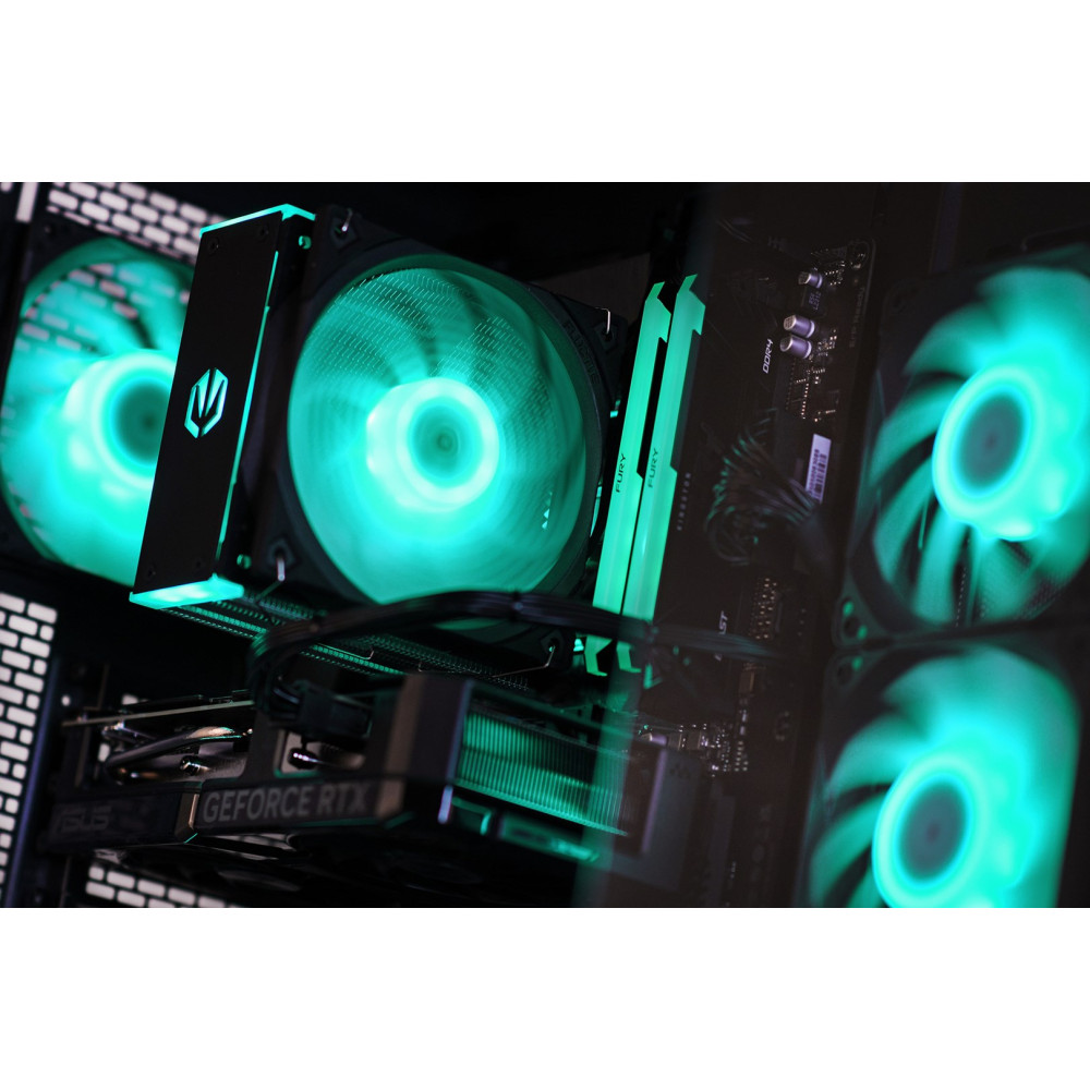 Componenti interni del computer con ventole verdi luminose e stick di RAM.