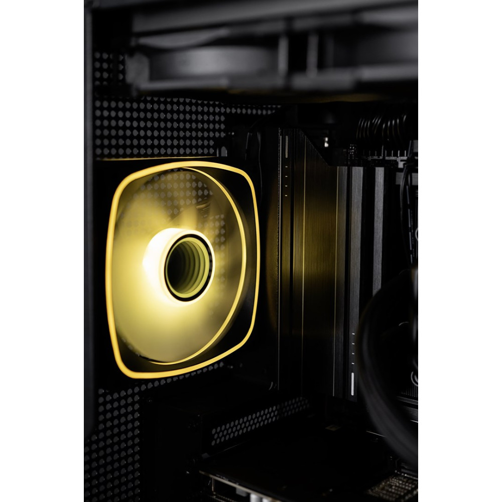 Una ventola del computer illuminata con luce gialla all'interno di un case nero.