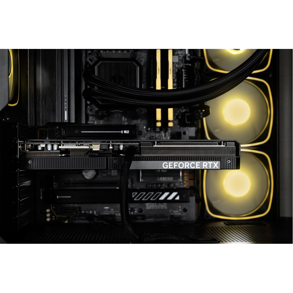 Scheda grafica GEFORCE RTX nera in un computer con ventole illuminate di giallo.