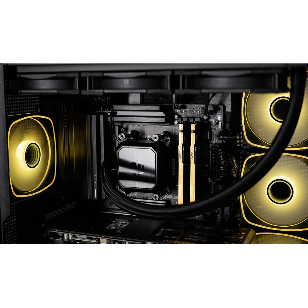 Interno di un case per computer: ventole illuminate di giallo, dissipatore CPU, RAM e scheda grafica.