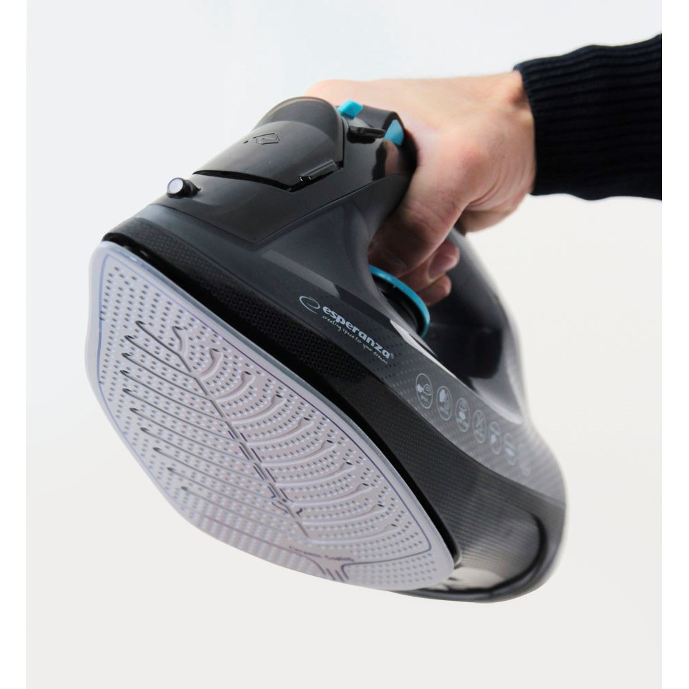 Dłoń trzyma czarne żelazko z niebieskimi akcentami i przezroczystą stopą.