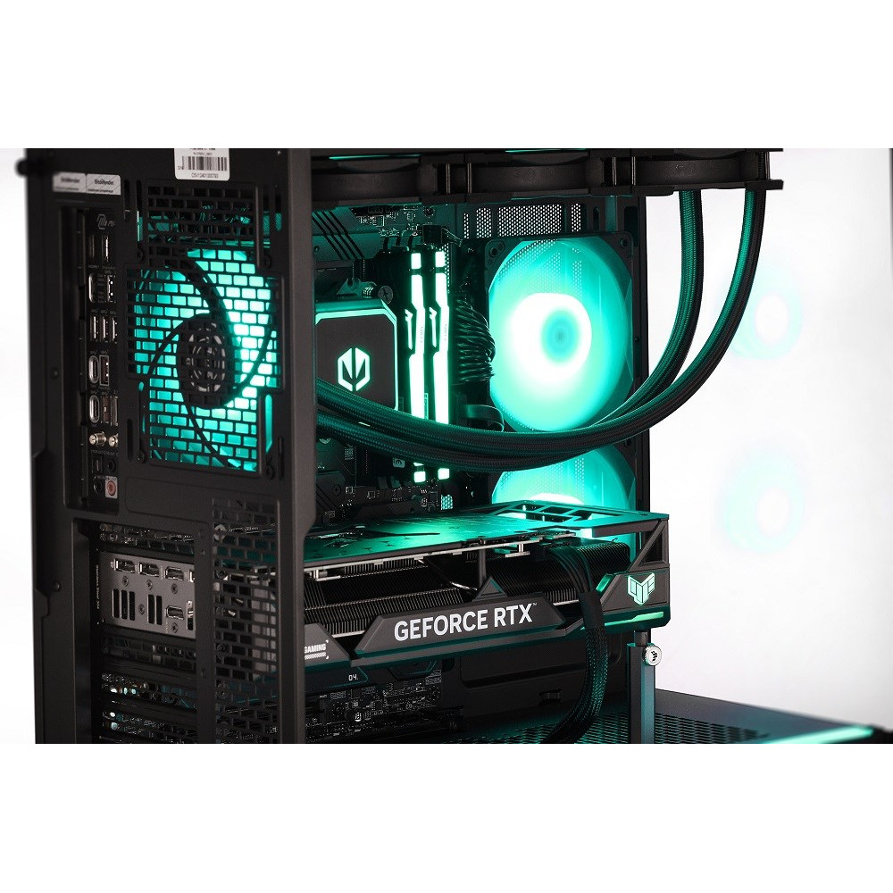 Widok wnętrza obudowy komputera z zielonymi podświetlanymi wentylatorami i kartą graficzną GeForce RTX.